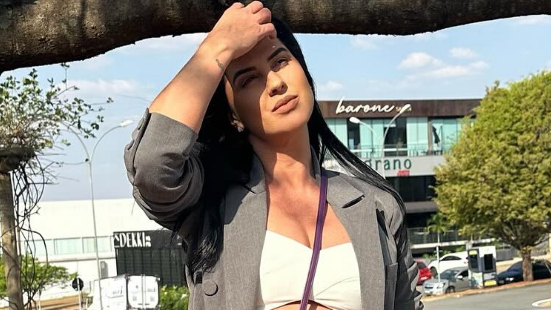 Grávida, Graciele Lacerda deixa barriga à mostra ao surgir com look estiloso