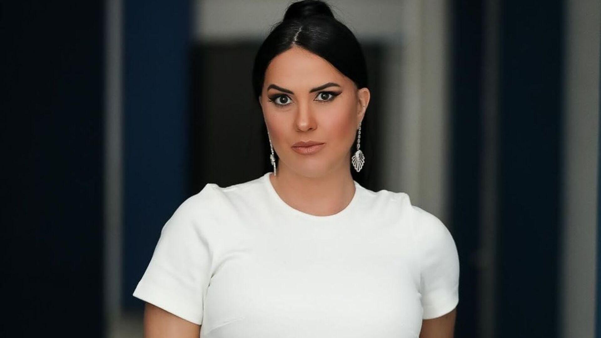 Grávida, Graciele Lacerda chama atenção com vestido recortado na barriga