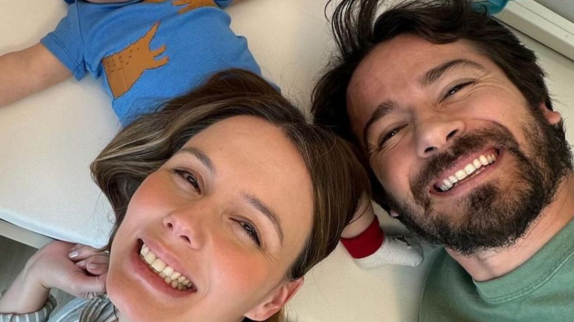 Grazie Schmitt posta fotos do filho e questiona semelhança: ‘Papai ou mamãe?’