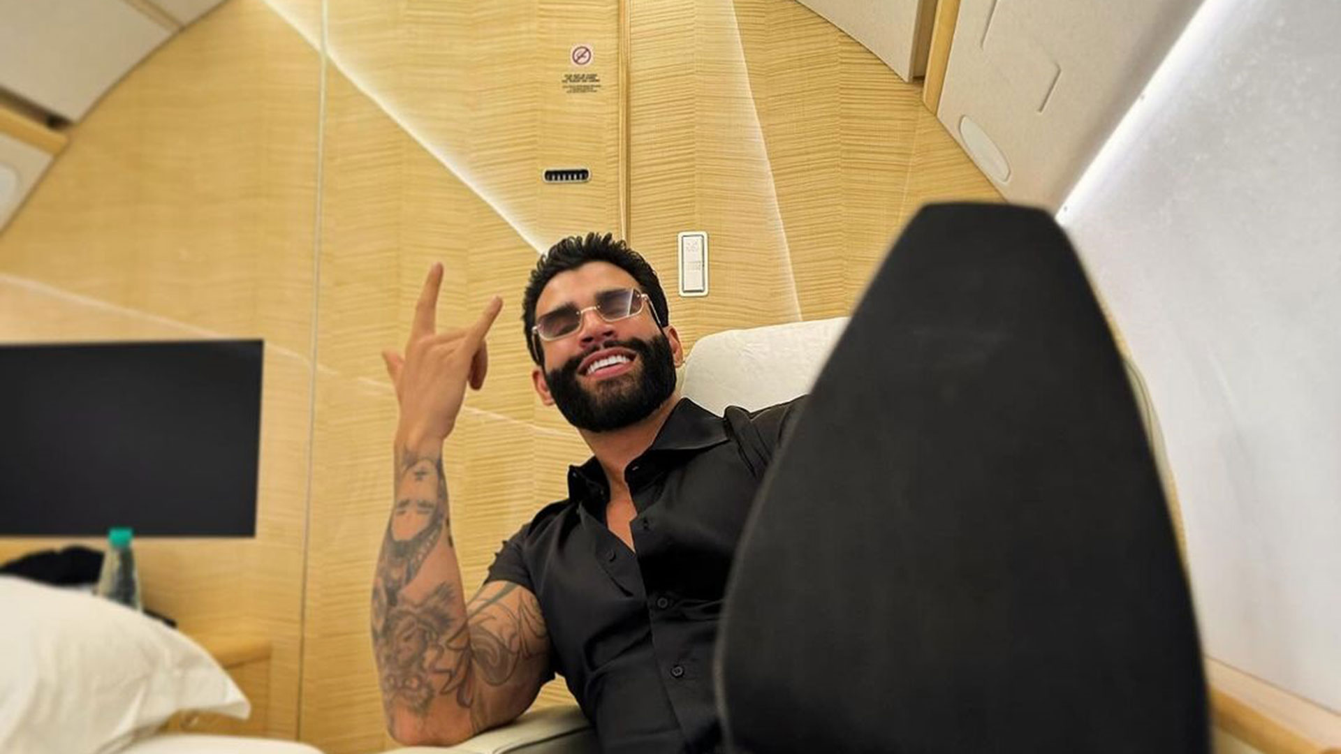Gusttavo Lima ganha celular avaliado em R$ 10 mil de presente