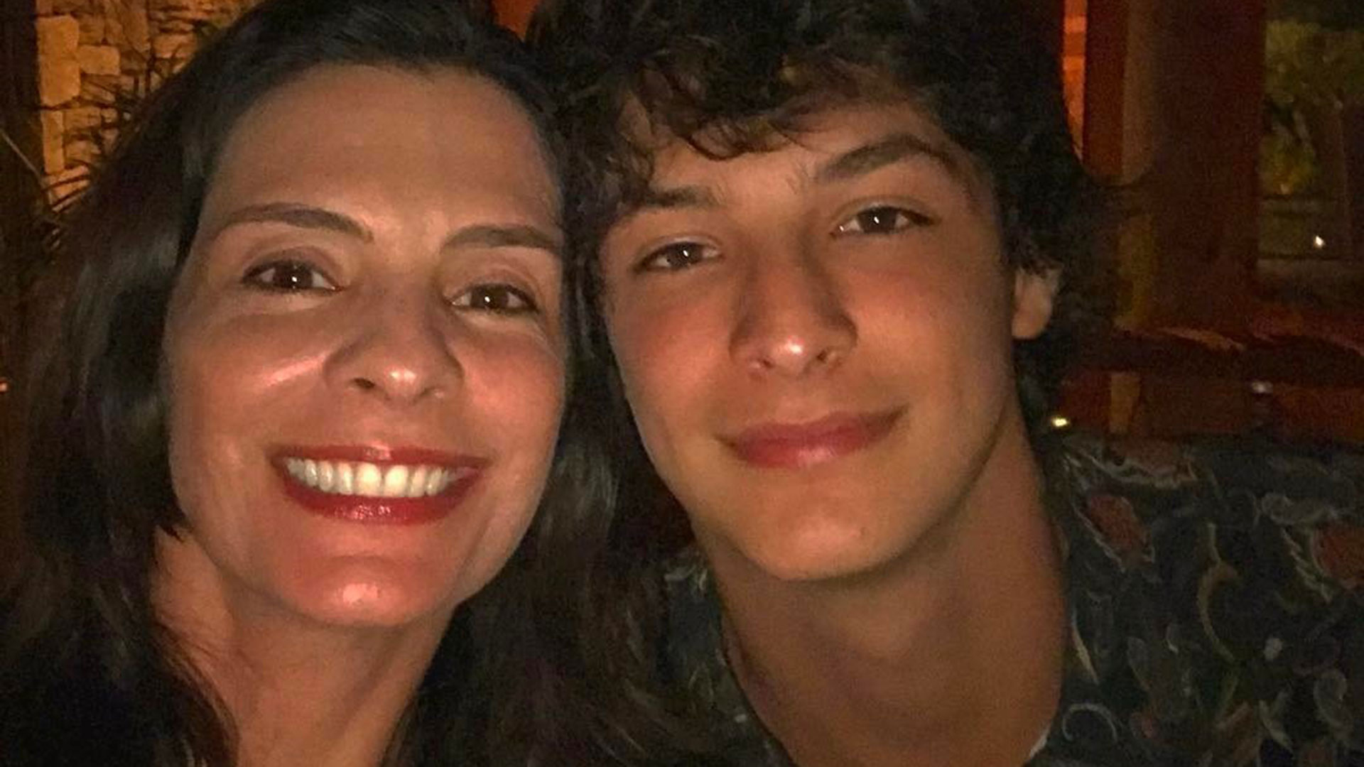 Filho de Helena Ranaldi faz sucesso na web com foto sem camisa