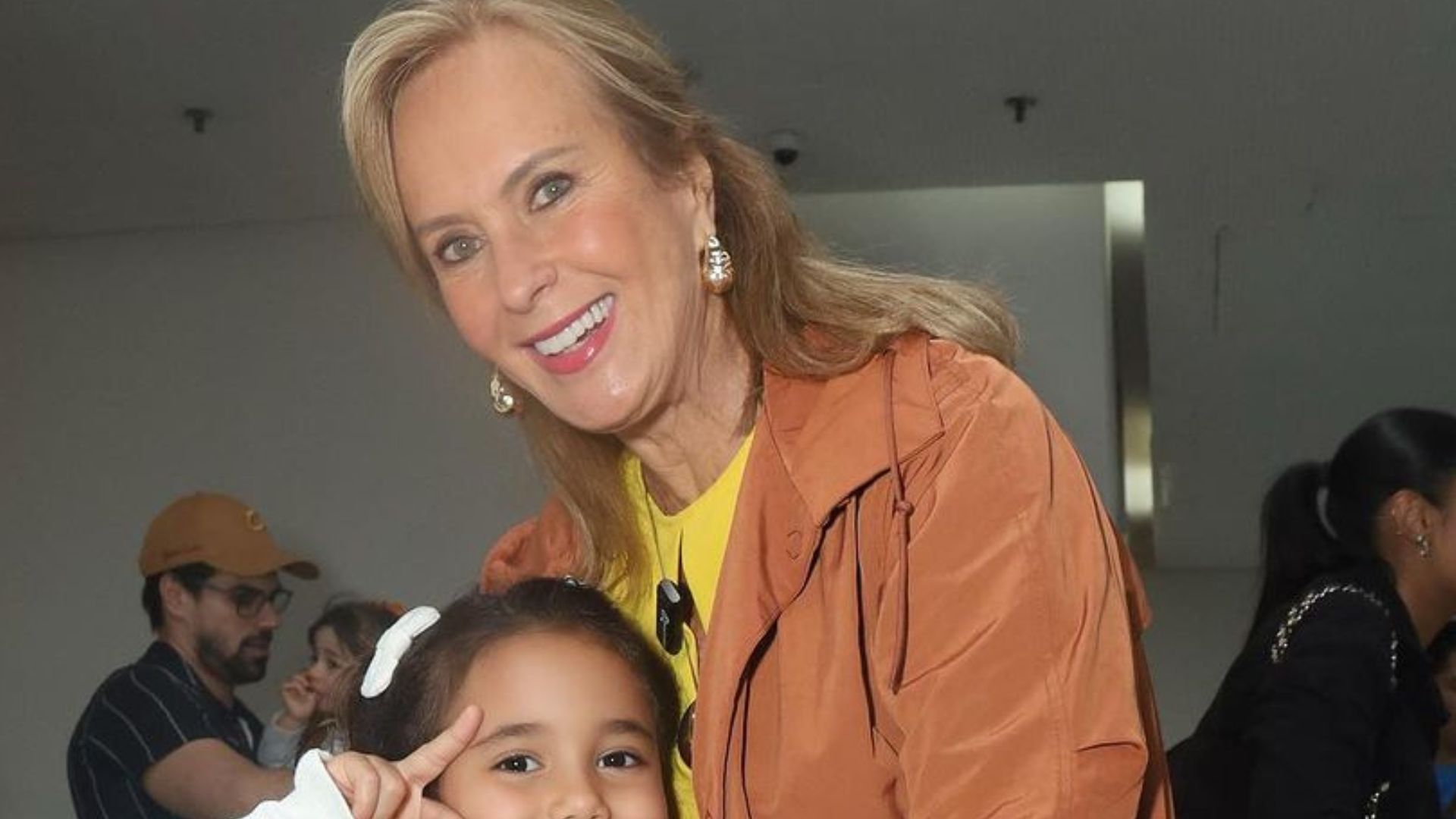 Helô Pinheiro surge sorridente em passeio com a neta, Manuella