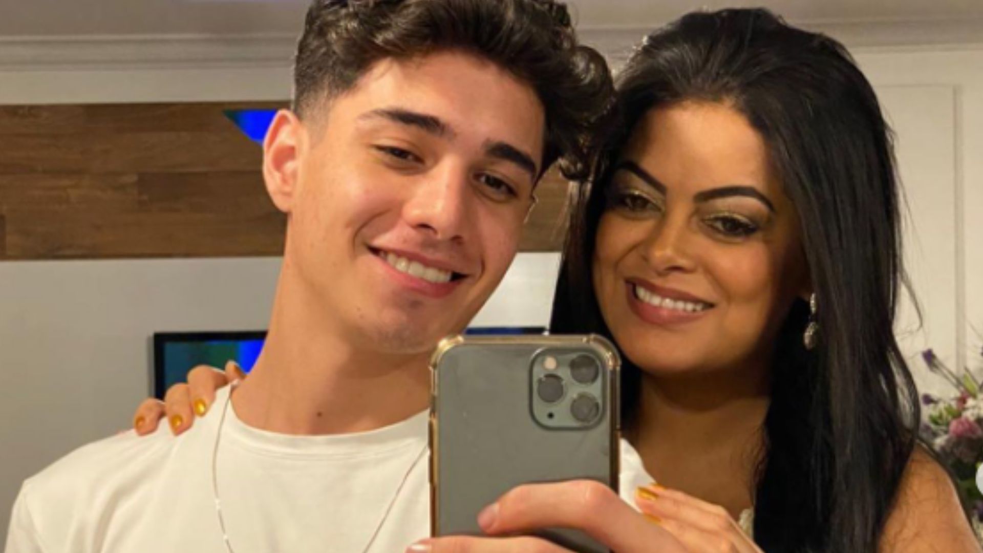 Mãe do ex-MasterChef Helton Oliveira faz comentário após ele assumir namoro