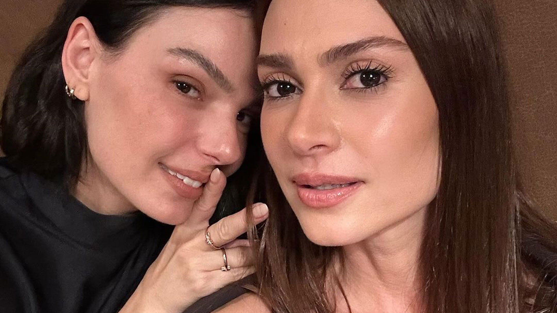 Thaila Ayala aprende a tirar selfie com Isis Valverde