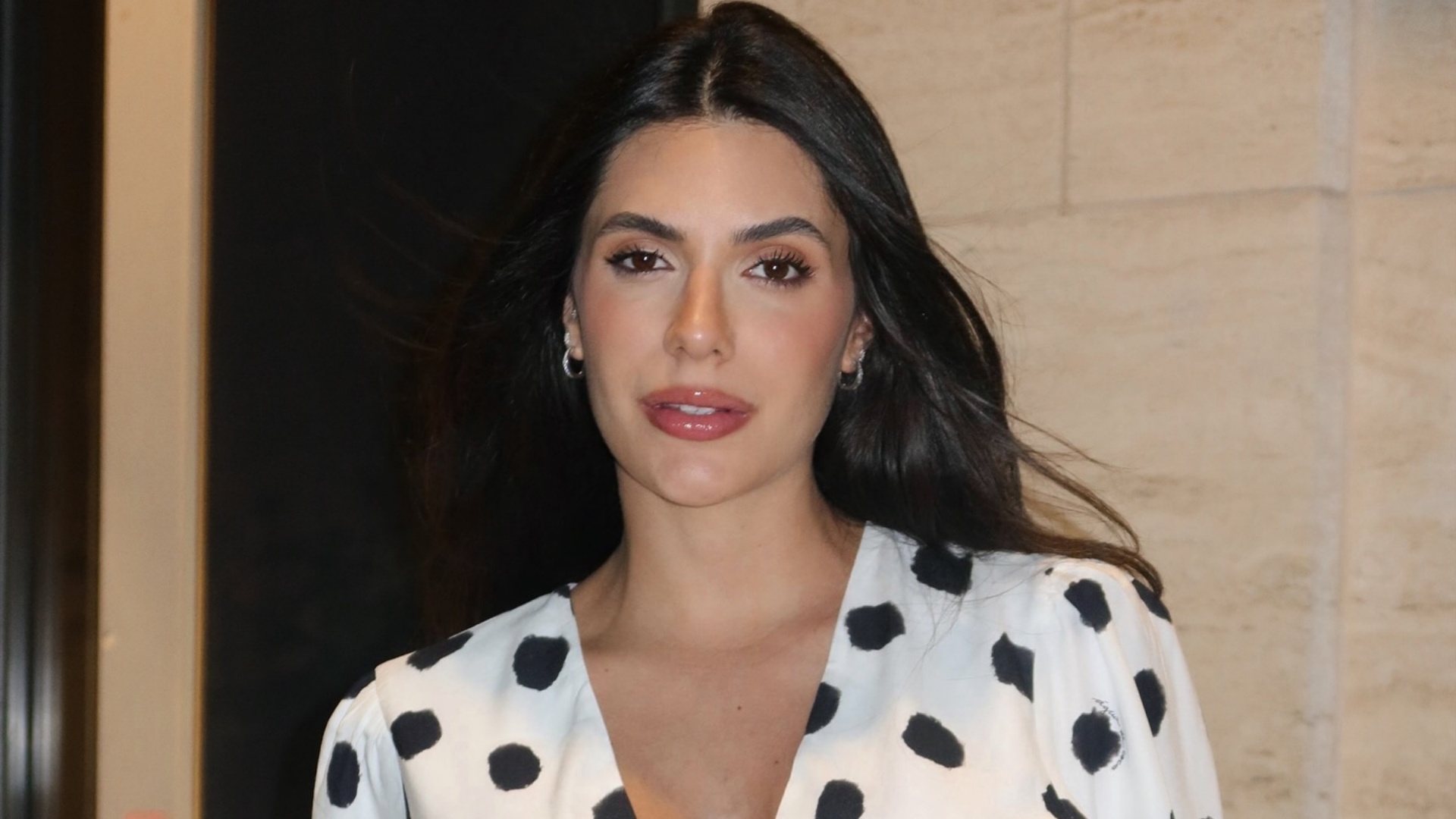 Jade Magalhães, noiva de Luan Santana, exibe barriga de grávida com look estiloso