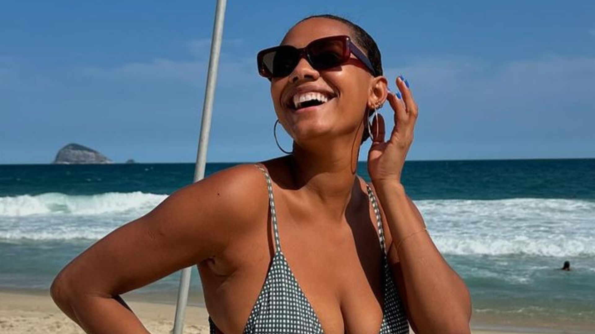 Jéssica Ellen esbanja beleza natural em cliques na praia: ‘Linda’
