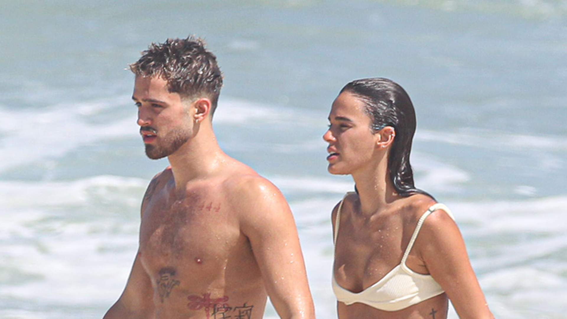 João Guilherme e Bruna Marquezine curtem dia na praia no Rio de Janeiro