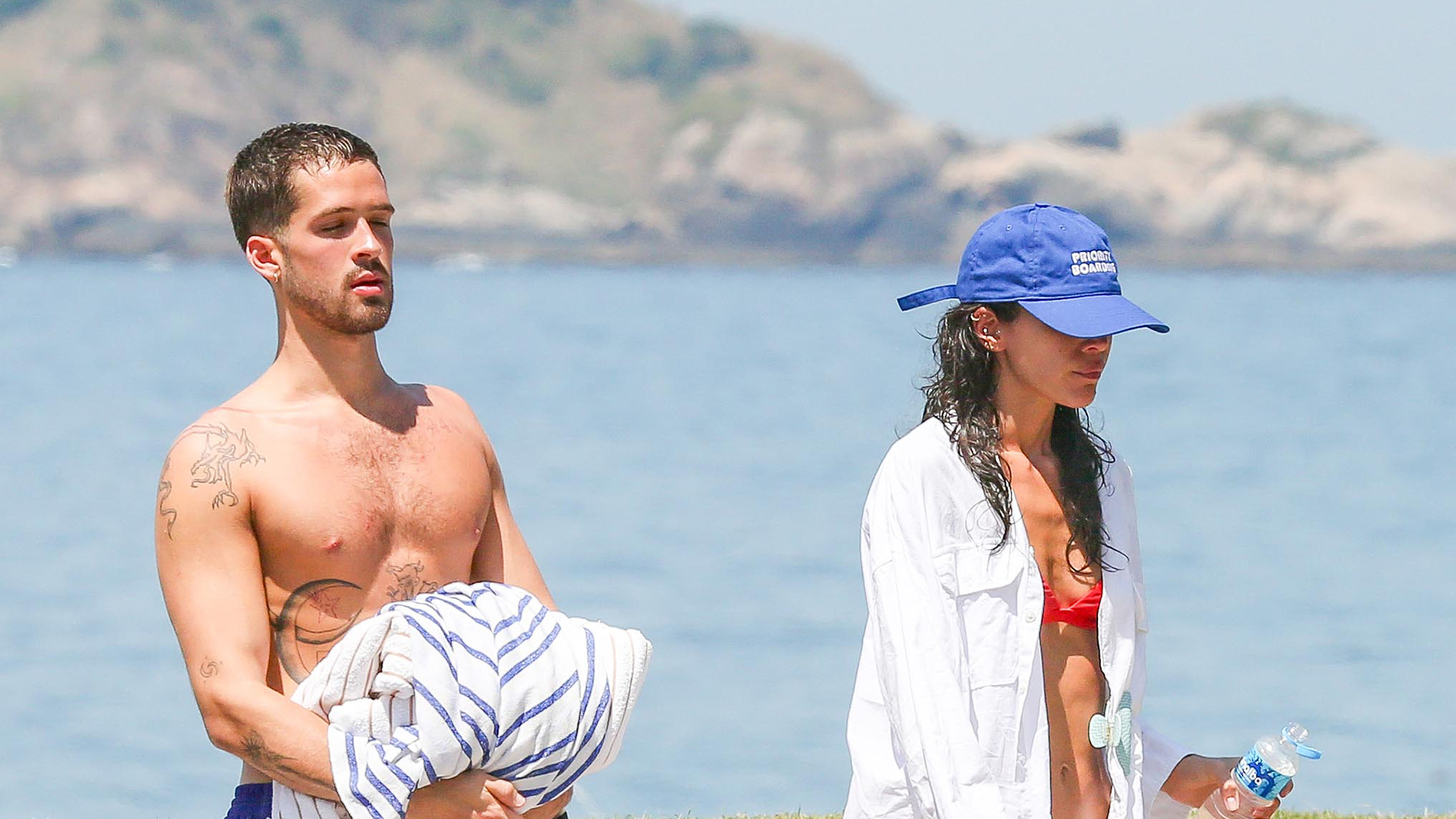 Bruna Marquezine curte dia na praia com João Guilherme