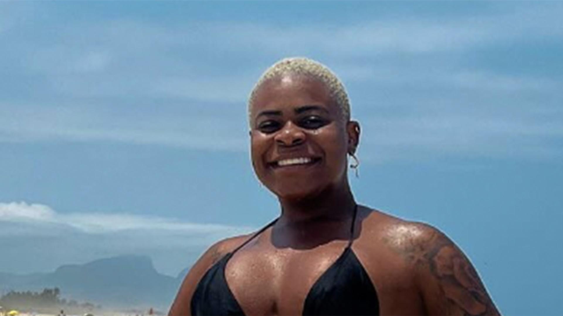 Jojo Todynho deixa a barriga reta à mostra em fotos na praia