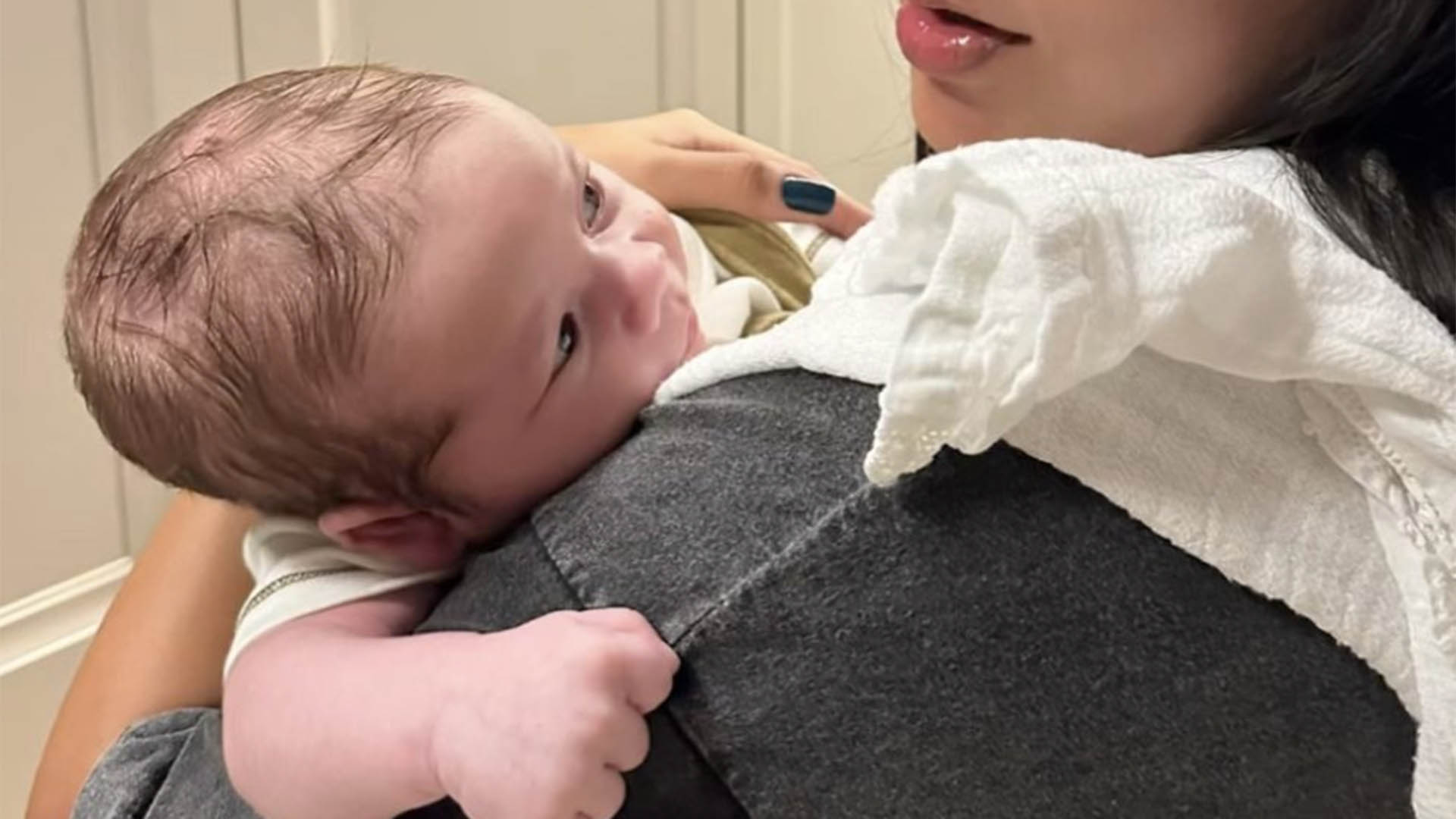 Filho de Virginia e Zé Felipe surge no colo da madrinha em foto inédita