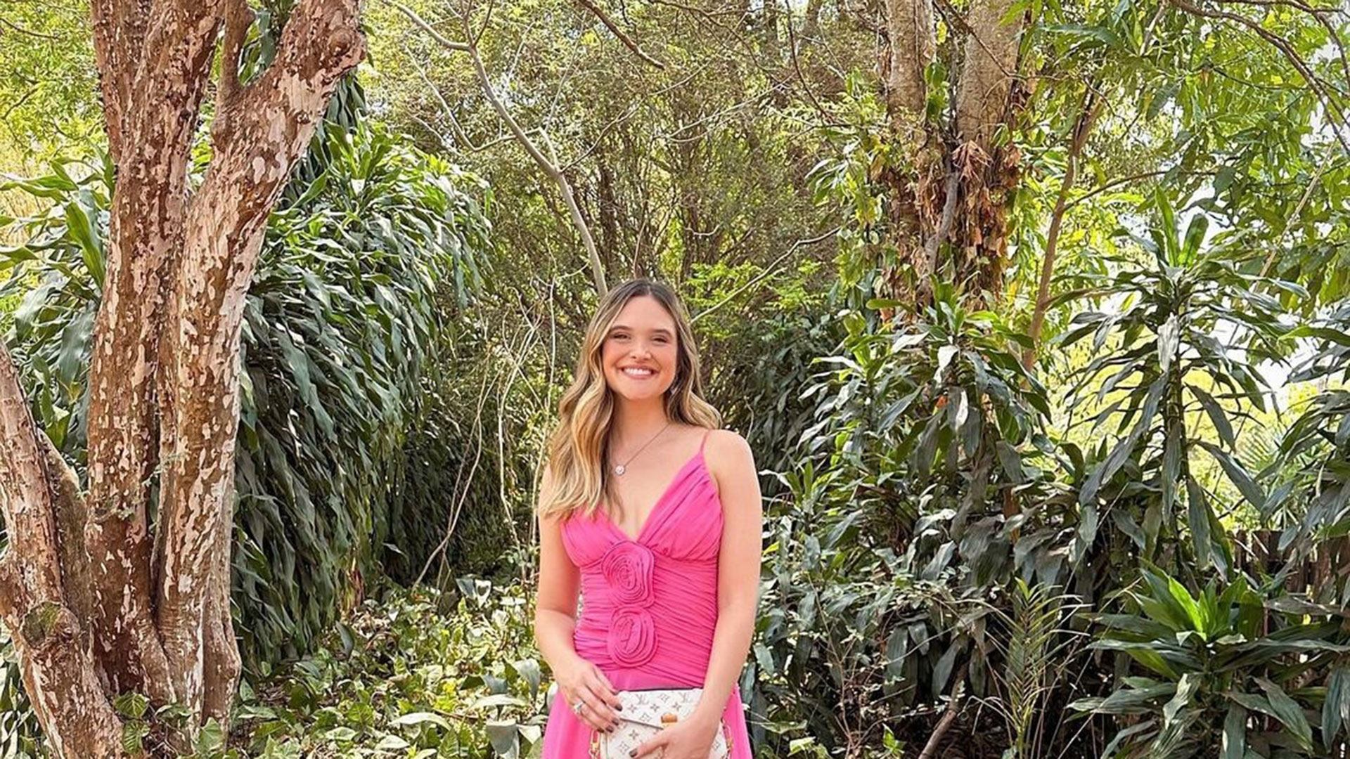 Juliana Paiva arrasa em look para casamento de amigos