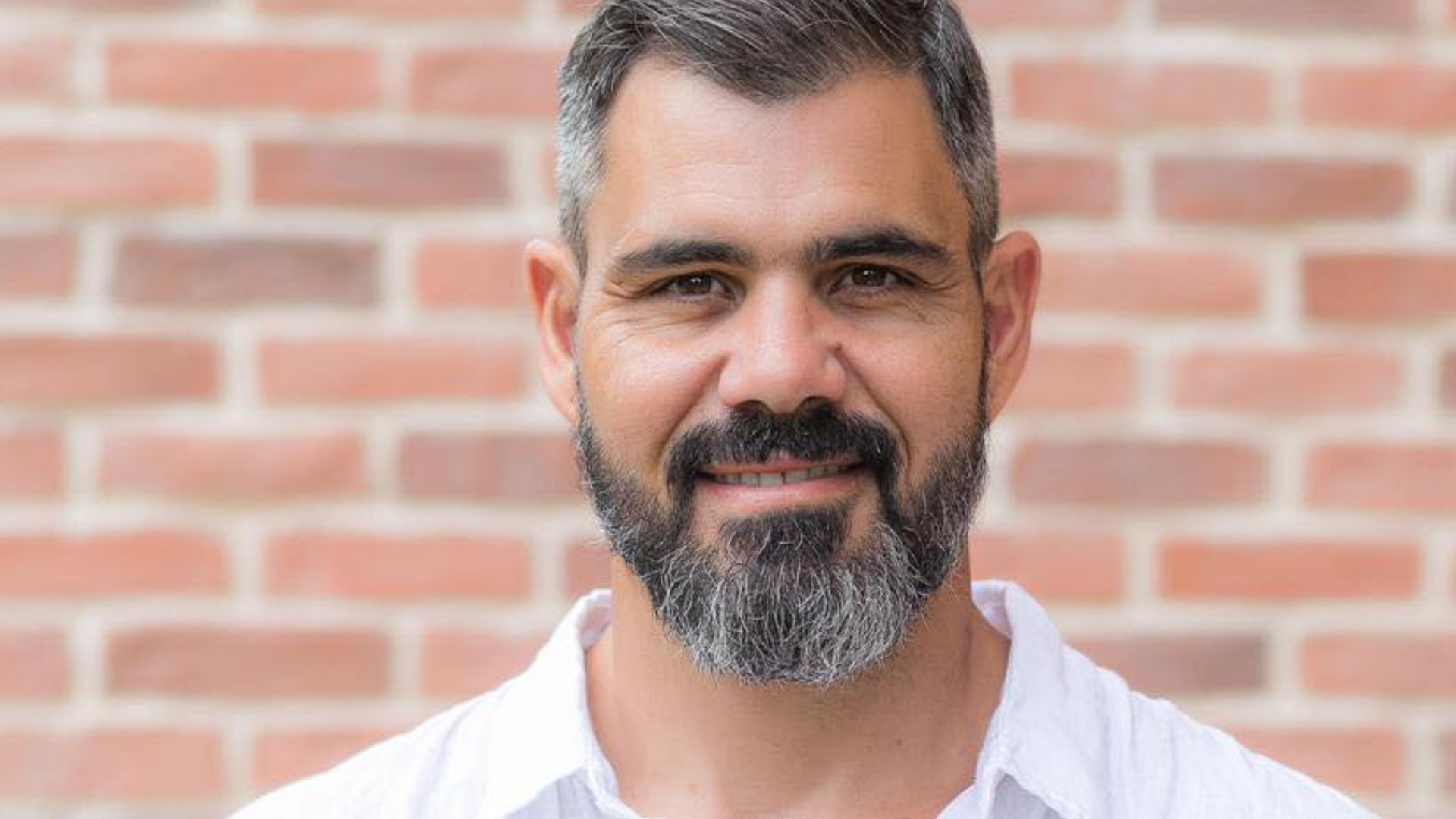 Juliano Cazarré celebra o seu trabalho na animação ‘Maximiliano Kolbe e Eu’