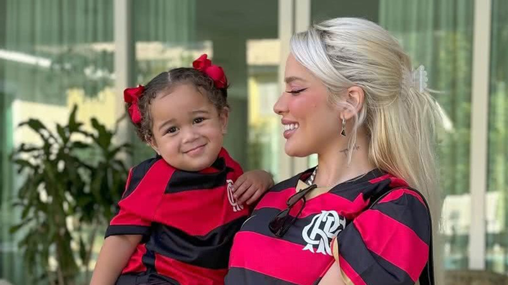 Karoline Lima comenta sobre a adaptação de Cecília na escola