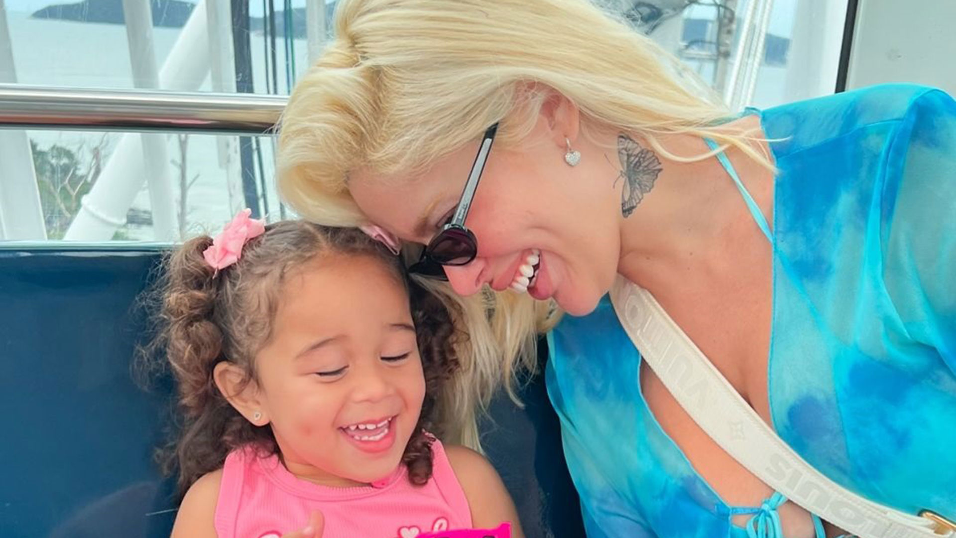 Karoline Lima explica polêmica após Cecília ganhar brinquedo de presente