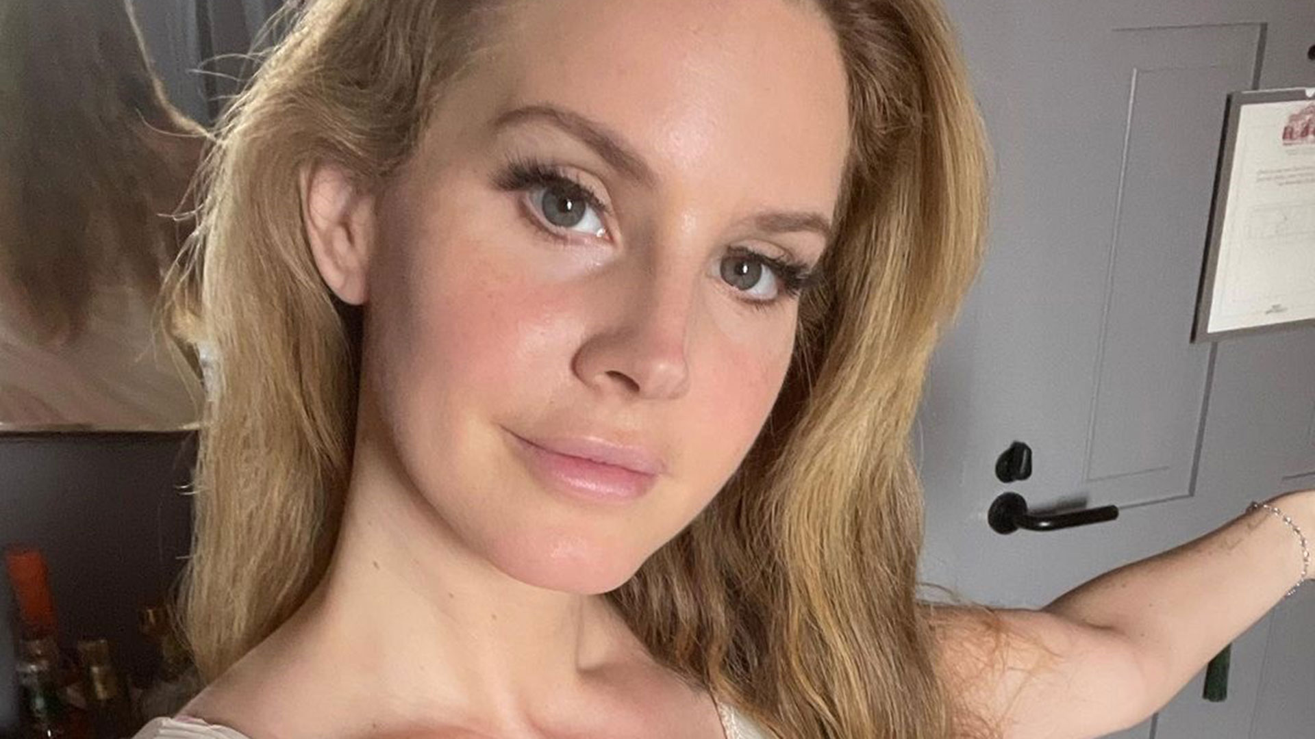 Amigos de Lana Del Rey se preocupam com a cantora após casamento