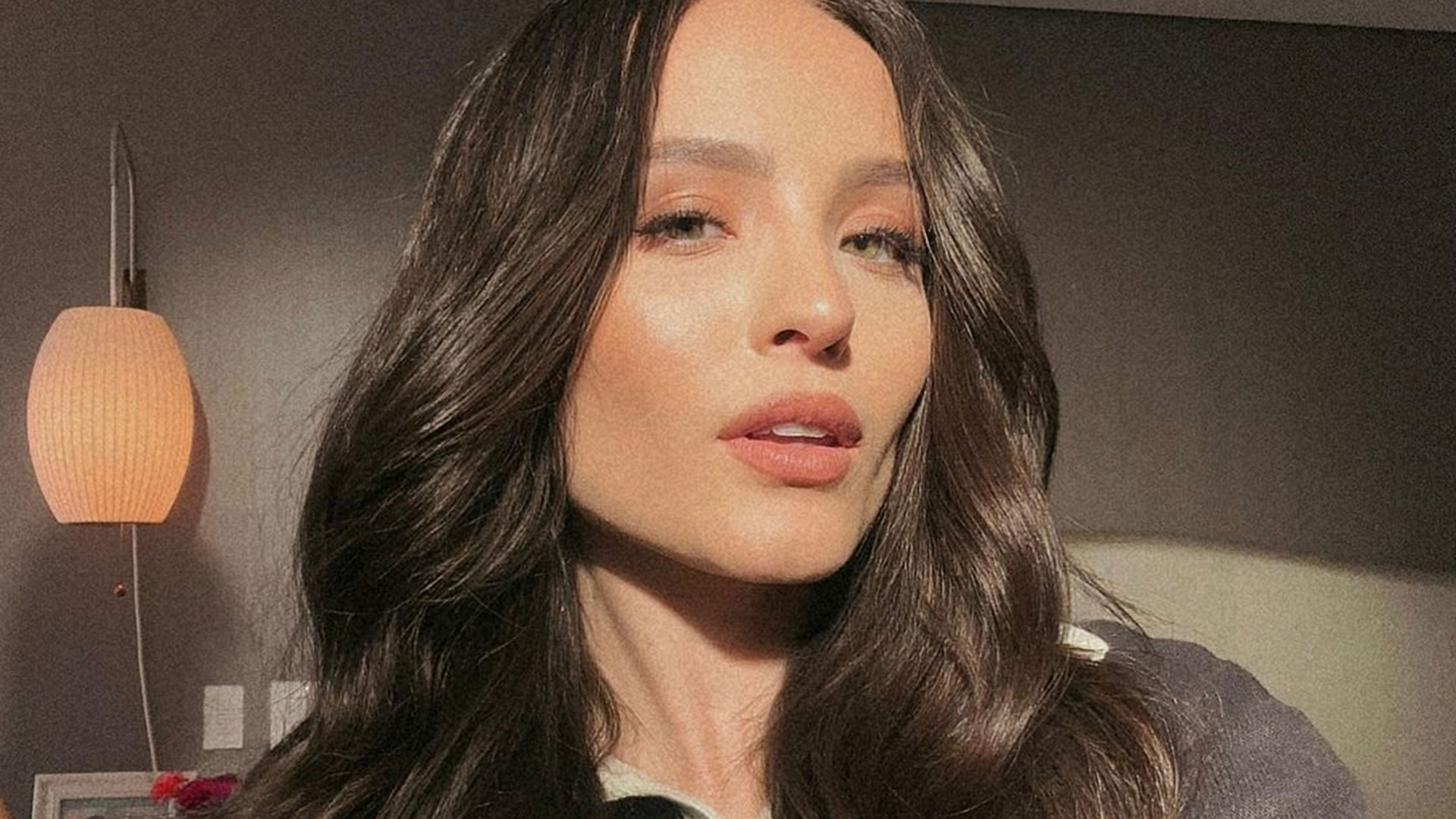 Larissa Manoela cobre os seios com flores em ensaio de Outubro Rosa