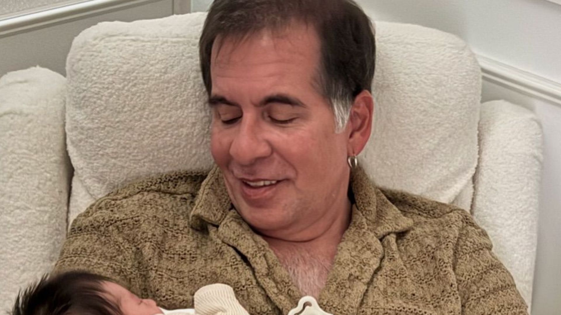 Leandro Hassum se derrete em nova foto com a neta recém-nascida, Aurora