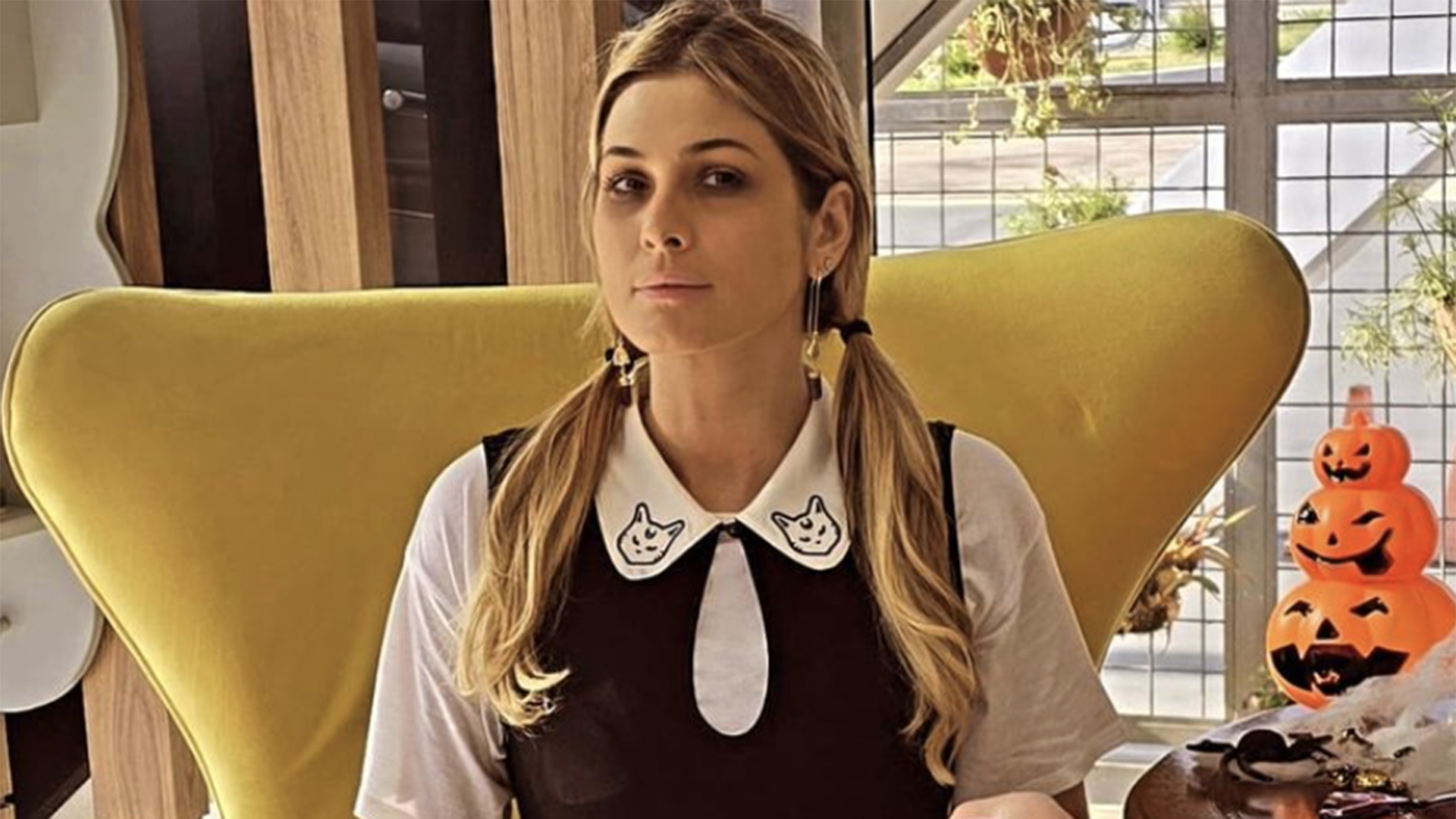 Lívia Andrade usa sandália de luxo em sua fantasia de Halloween. Saiba o preço