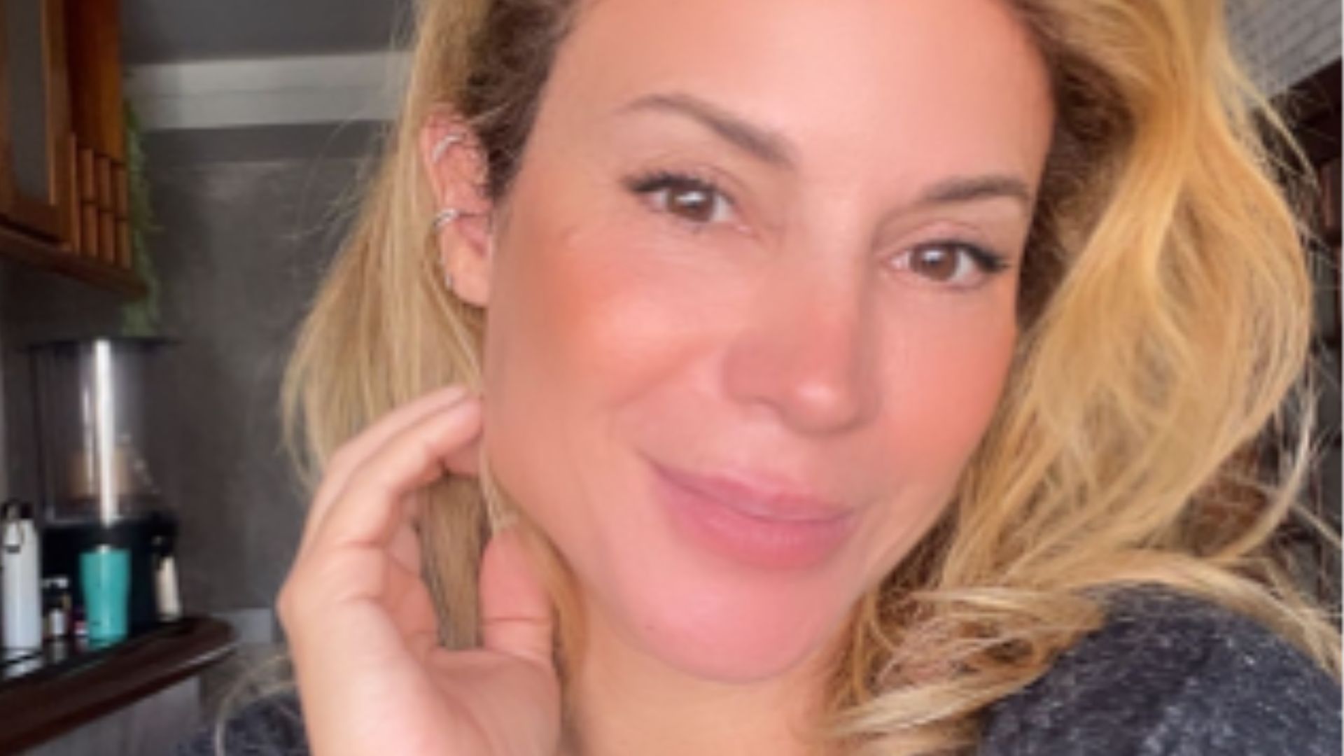 Filho de Maira Charken passa por mudança radical no visual e a mãe se emociona