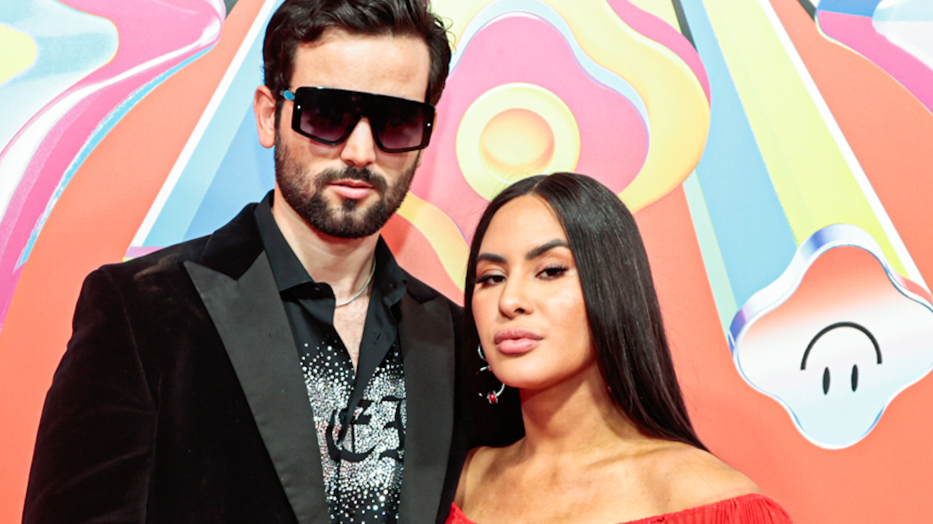 Ex-BBBs Matteus e Isabelle esbanjam elegância em premiação