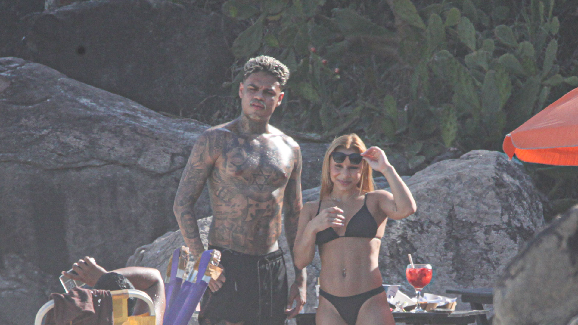 Está rolando? Mc Cabelinho e Flávia Saraiva curtem praia juntos