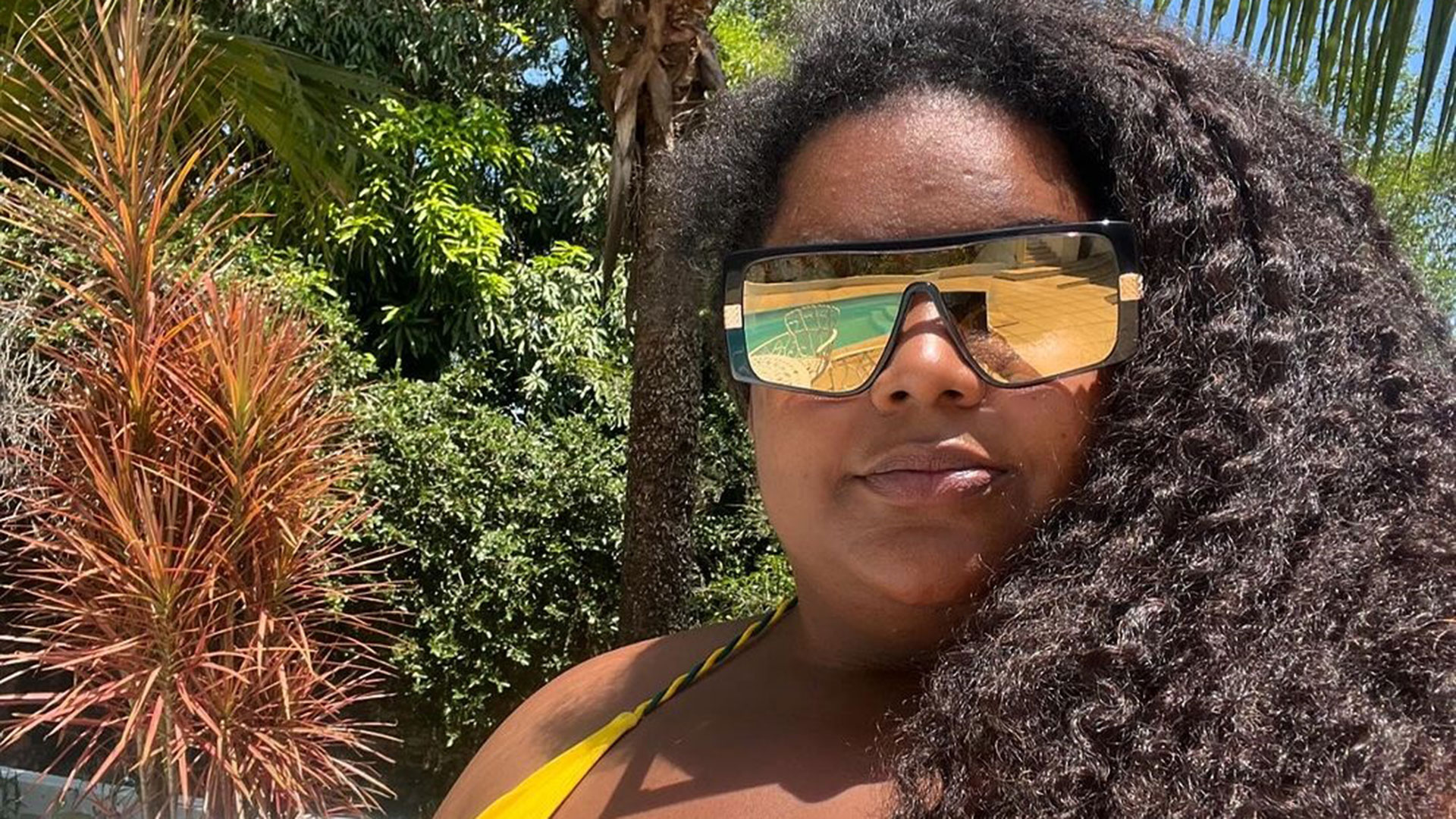 Mc Carol curte piscina de sua mansão e ganha beijão do marido. Veja!