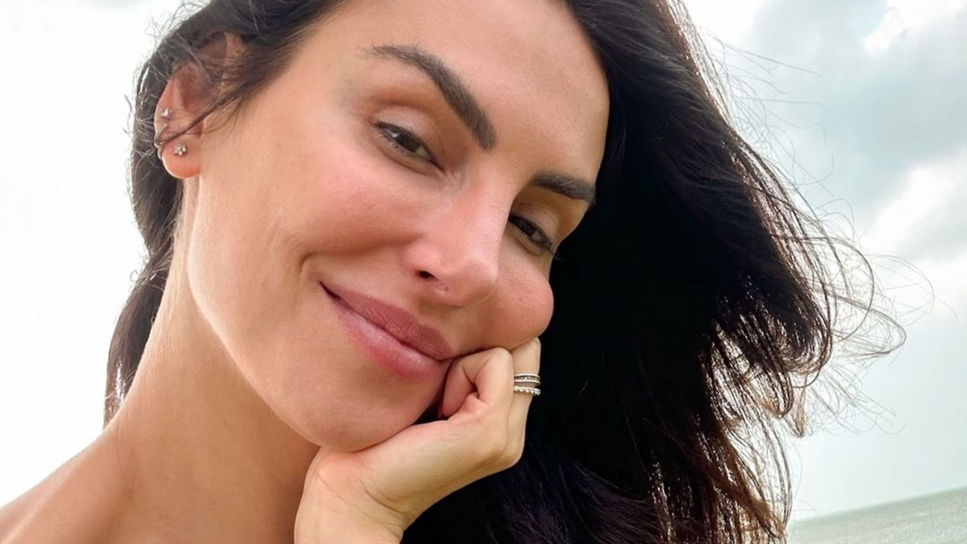 Mel Fronckowiak choca ao postar fotos dos pés e lança campanha de autoestima