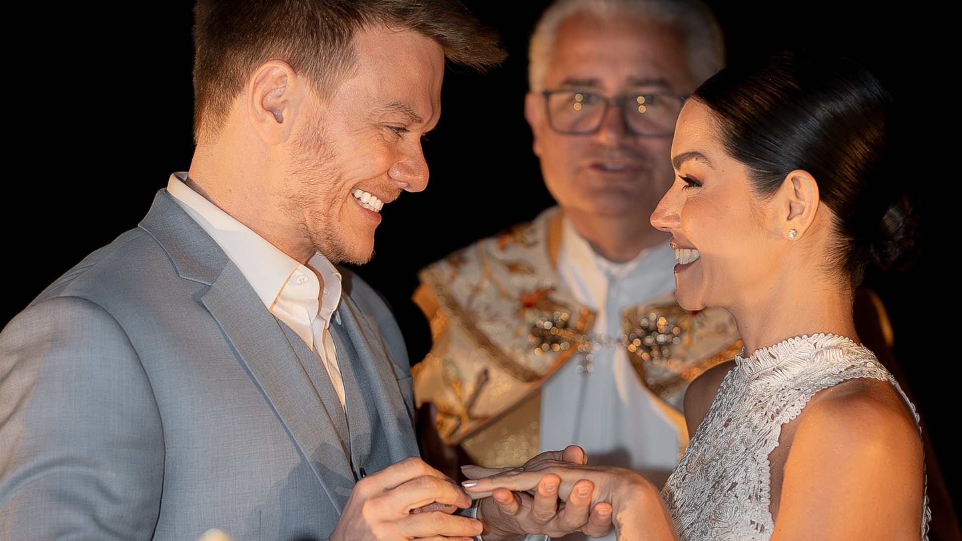 Michel Teló exibe fotos oficiais da renovação de votos com Thais Fersoza