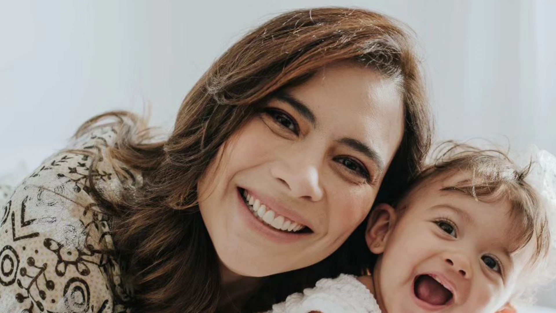 Filha de Michelle Loreto encanta ao usar vestido de crochê: ‘Muito linda’