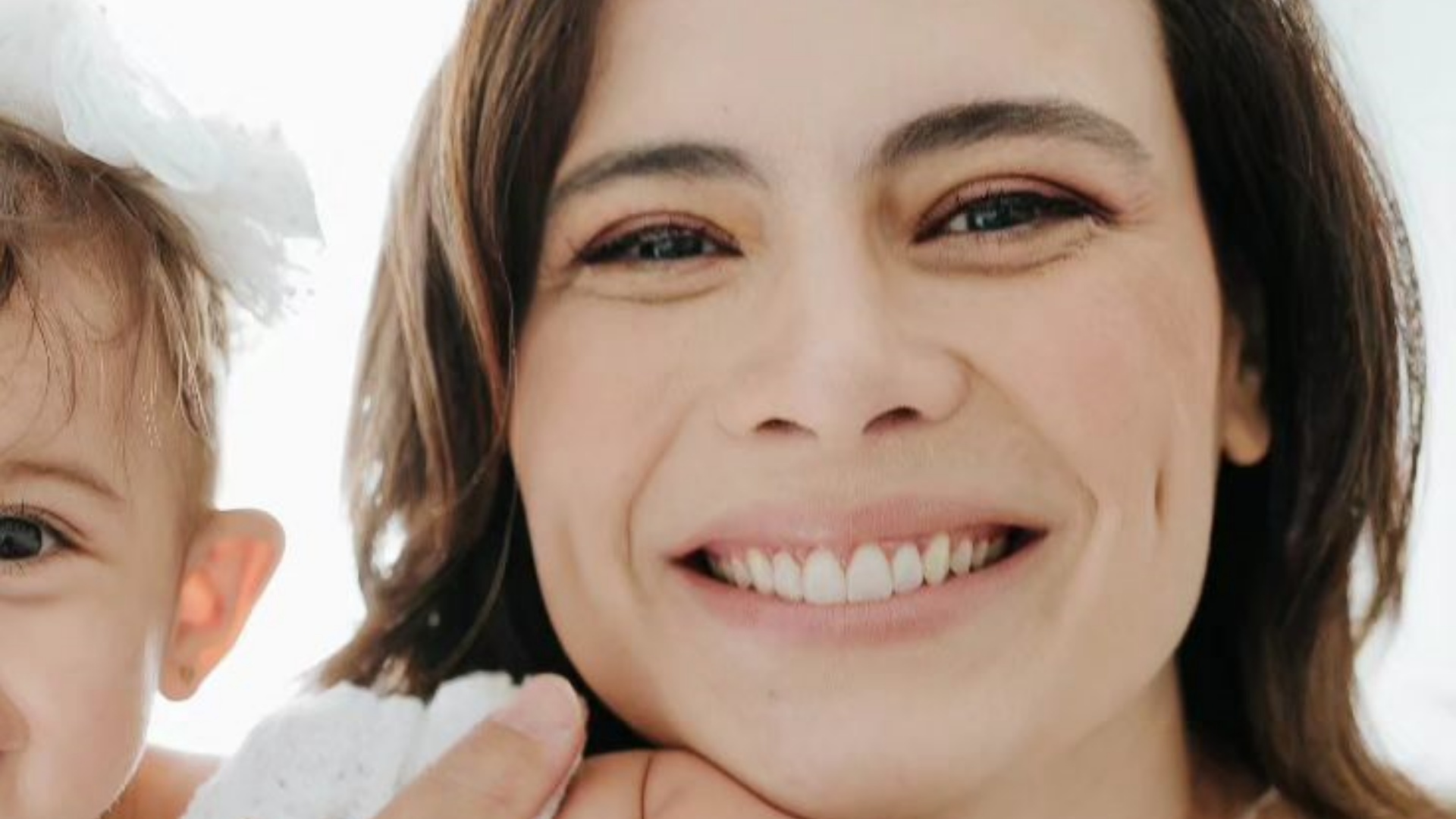 Filha de Michelle Loreto rouba a cena em cliques em família: ‘Sempre sorrindo’