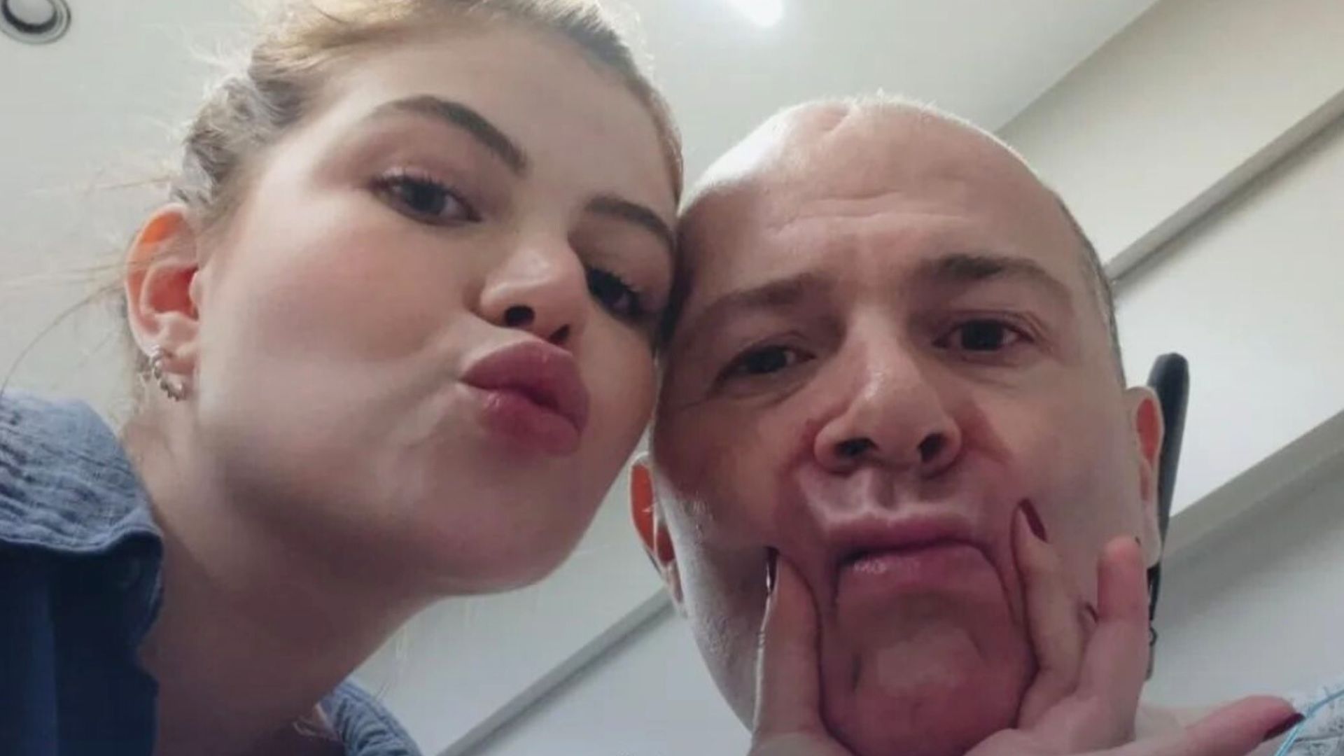 Filha de Mingau, do Ultraje a Rigor, atualiza saúde do pai após alta hospitalar