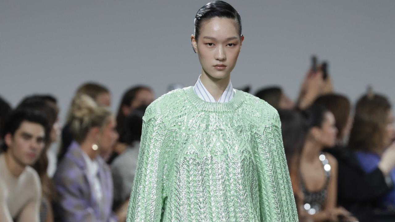 Estilista francês resgata arquivos da marca com diálogo futurista