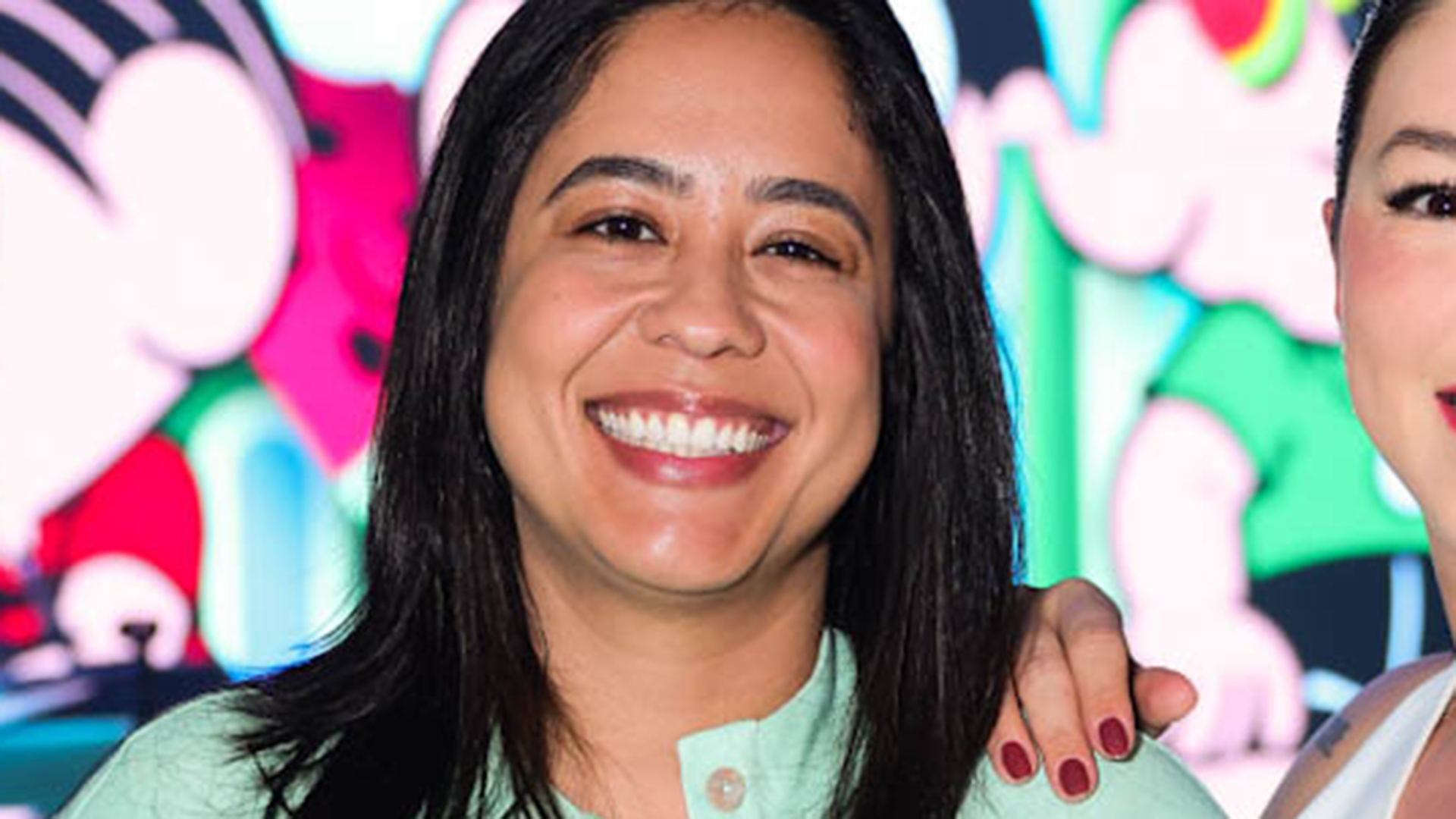Filha de Leonardo surge com a namorada em evento da família
