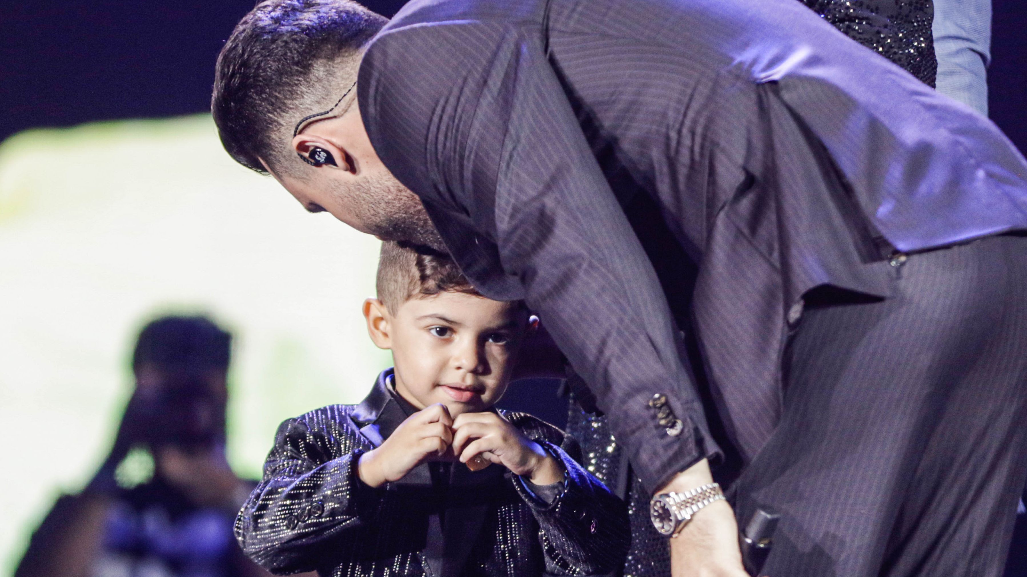 Filho de Marília Mendonça sobe no palco durante show em homenagem à cantora
