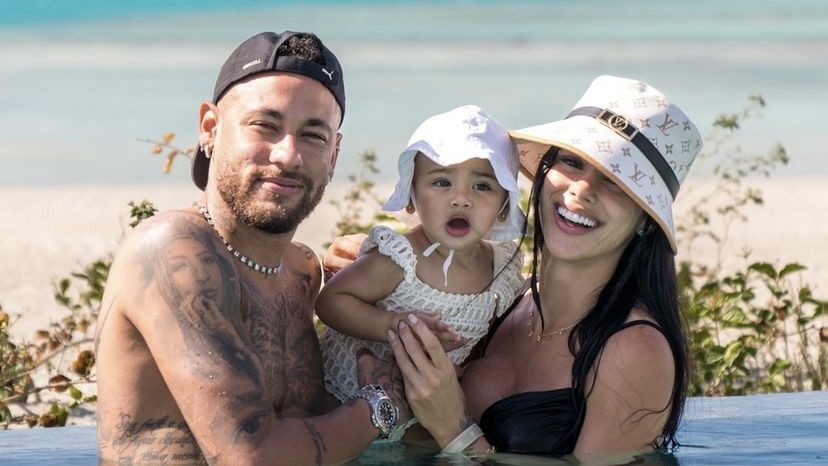 Bruna Biancardi mostra álbum de fotos de viagem ao lado de Neymar e família
