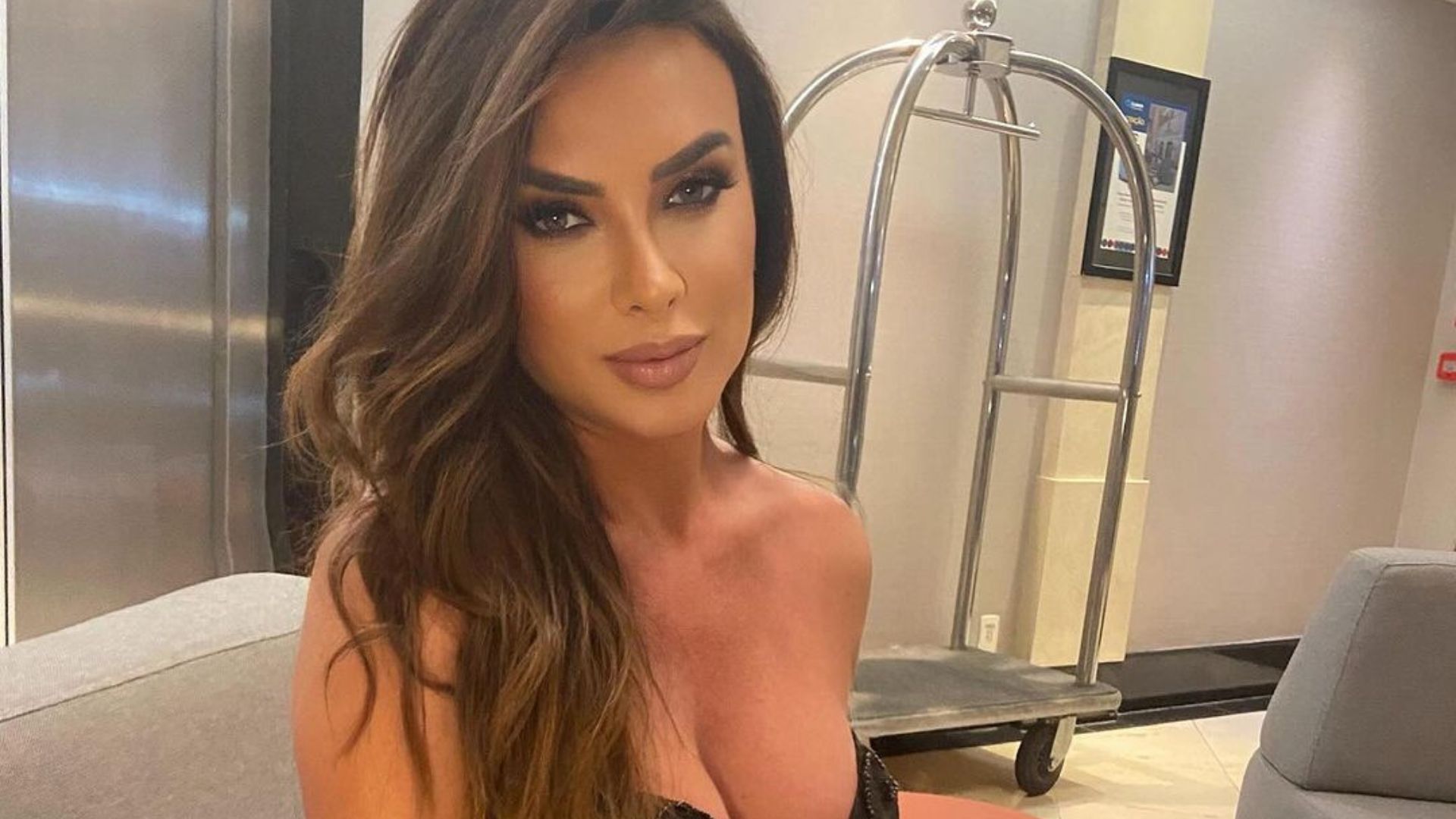 Nicole Bahls mostra antes e depois de cirurgia plástica