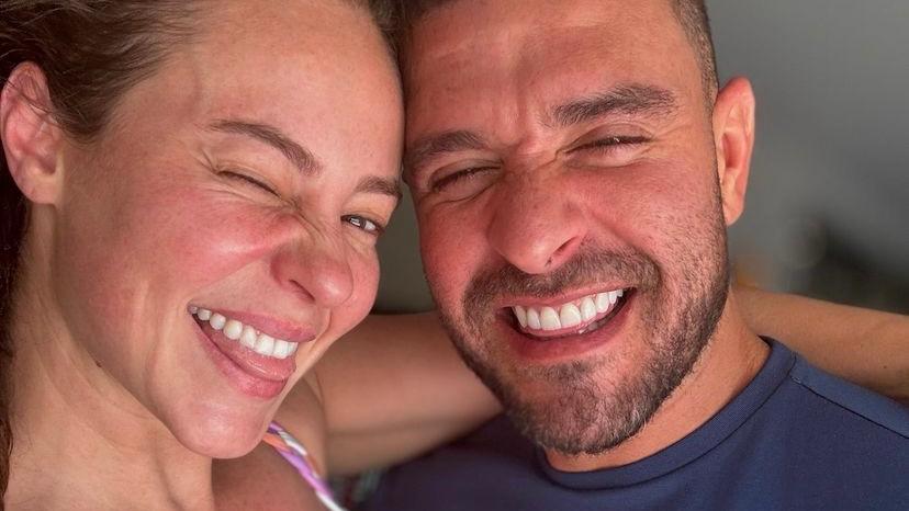 Paolla Oliveira posa de biquíni em novas fotos ao lado de Diogo Nogueira