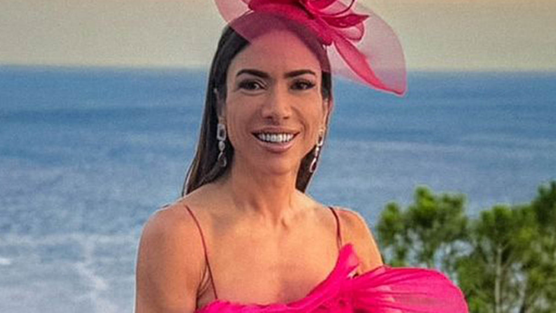 Patricia Abravanel surge deslumbrante com look pink no casamento de amigos