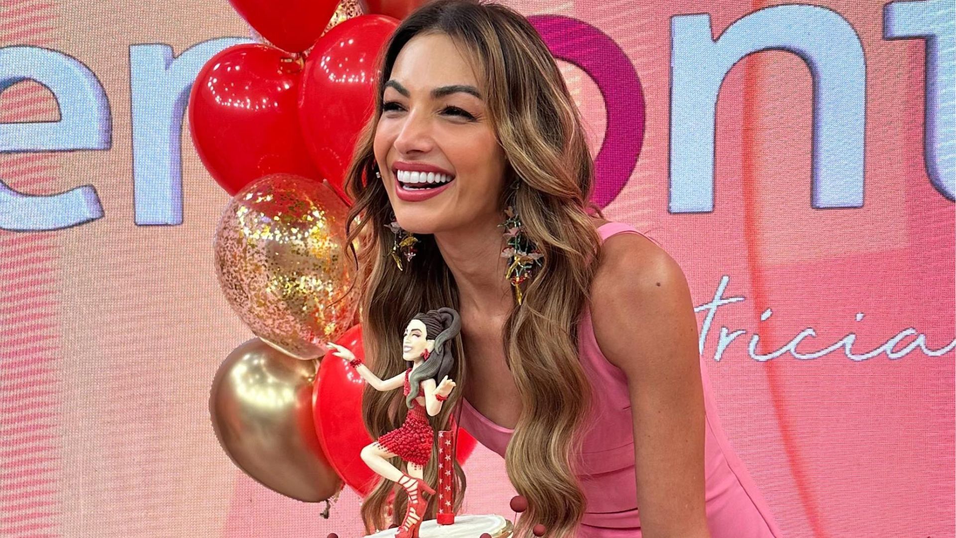 Patrícia Poeta é surpreendida com bolo de aniversário ao vivo no Encontro