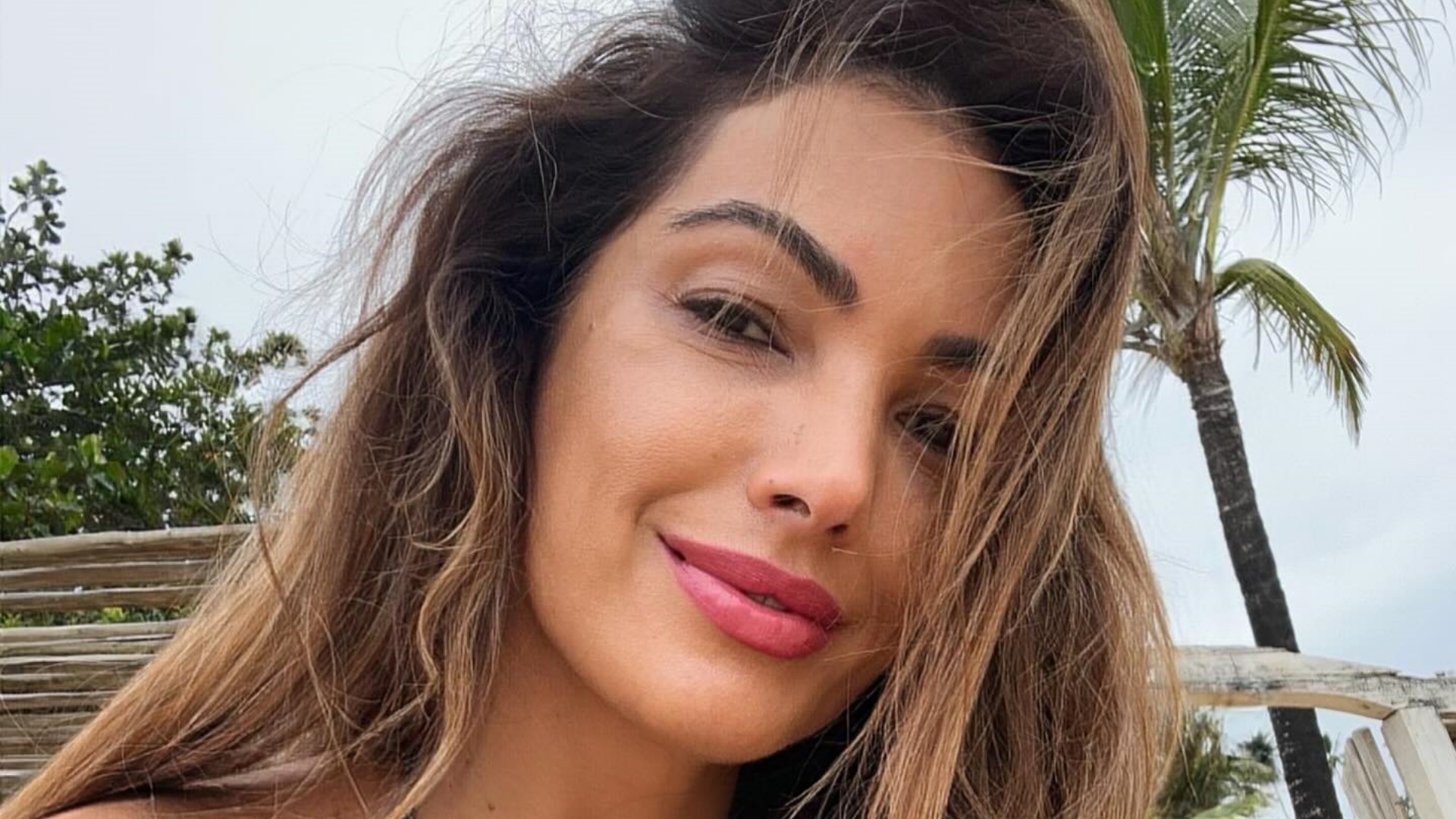 Patrícia Poeta escolhe biquíni de mais R$ 9 mil em dia de praia na Bahia