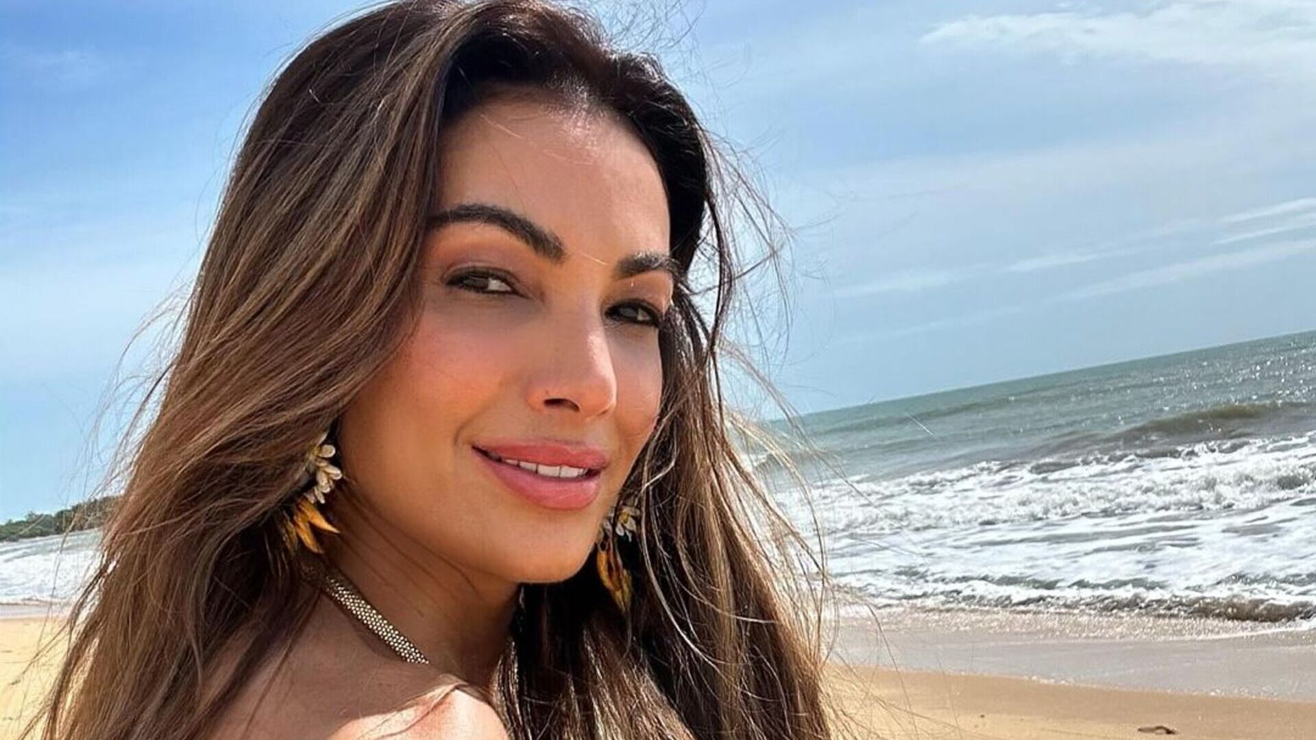 Patrícia Poeta surge deslumbrante na praia e impressiona com beleza