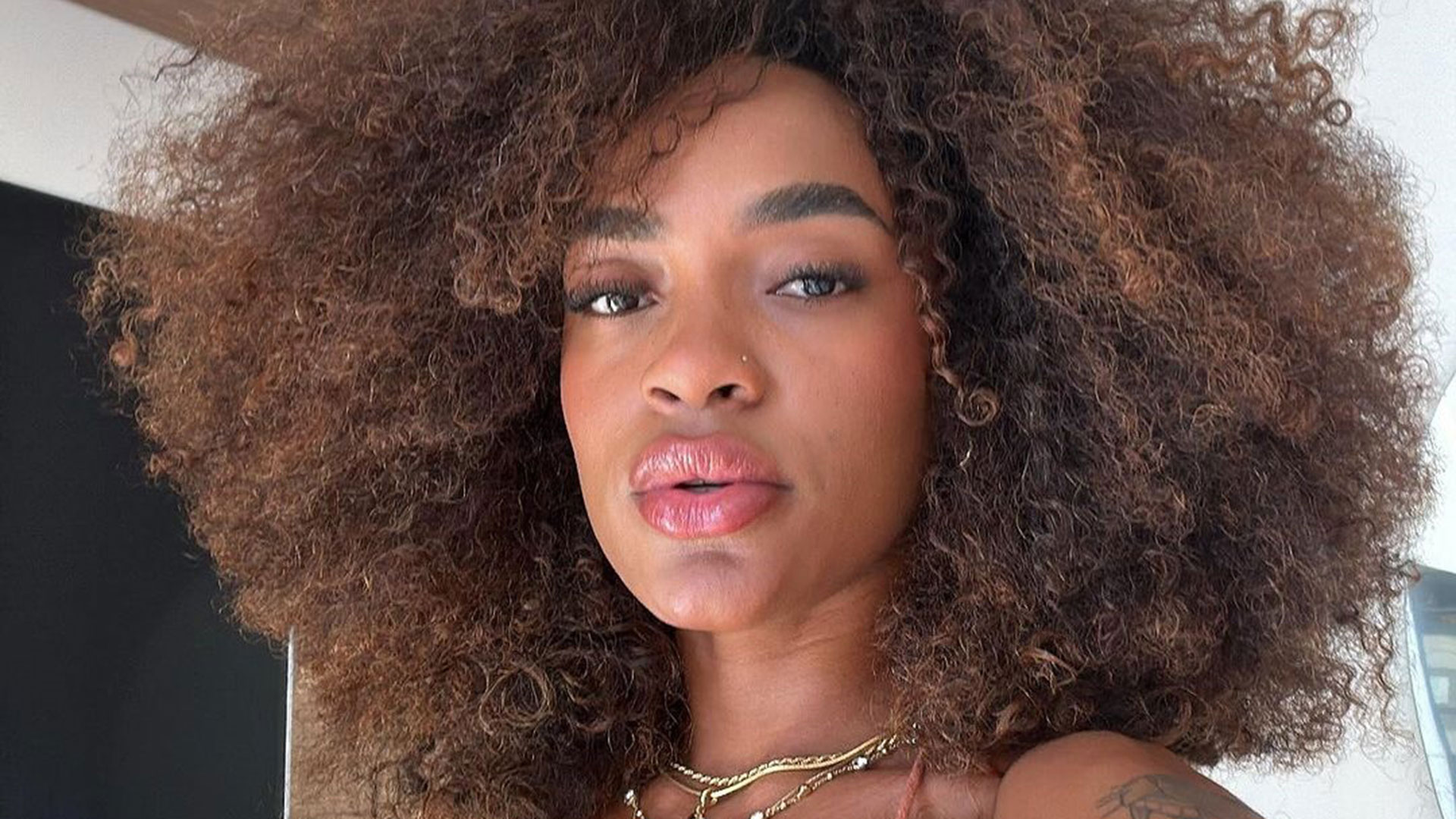 Patrícia Ramos se emociona ao comprar primeiro apartamento