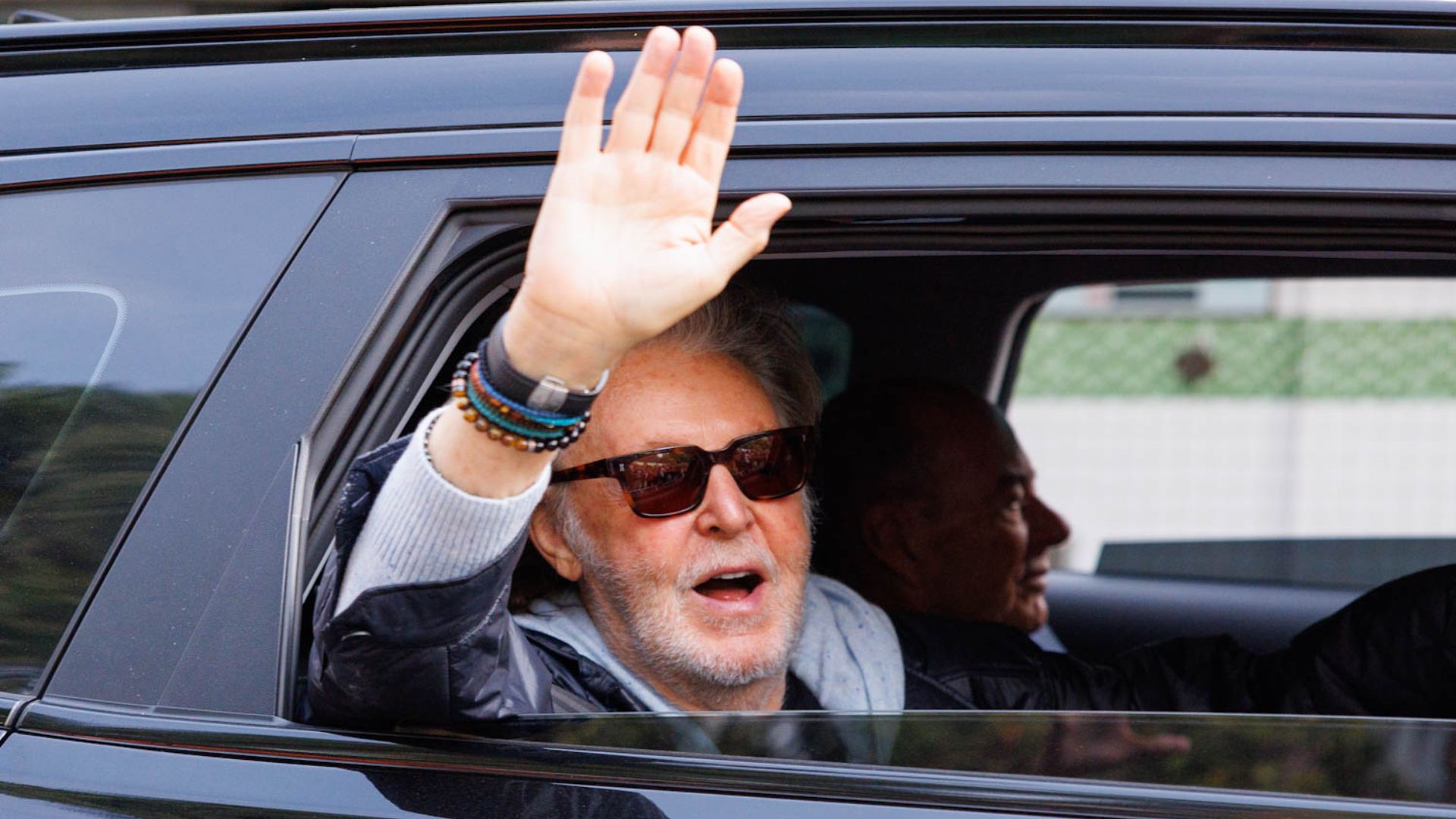Paul McCartney exibe simpatia ao chegar no local de show em São Paulo