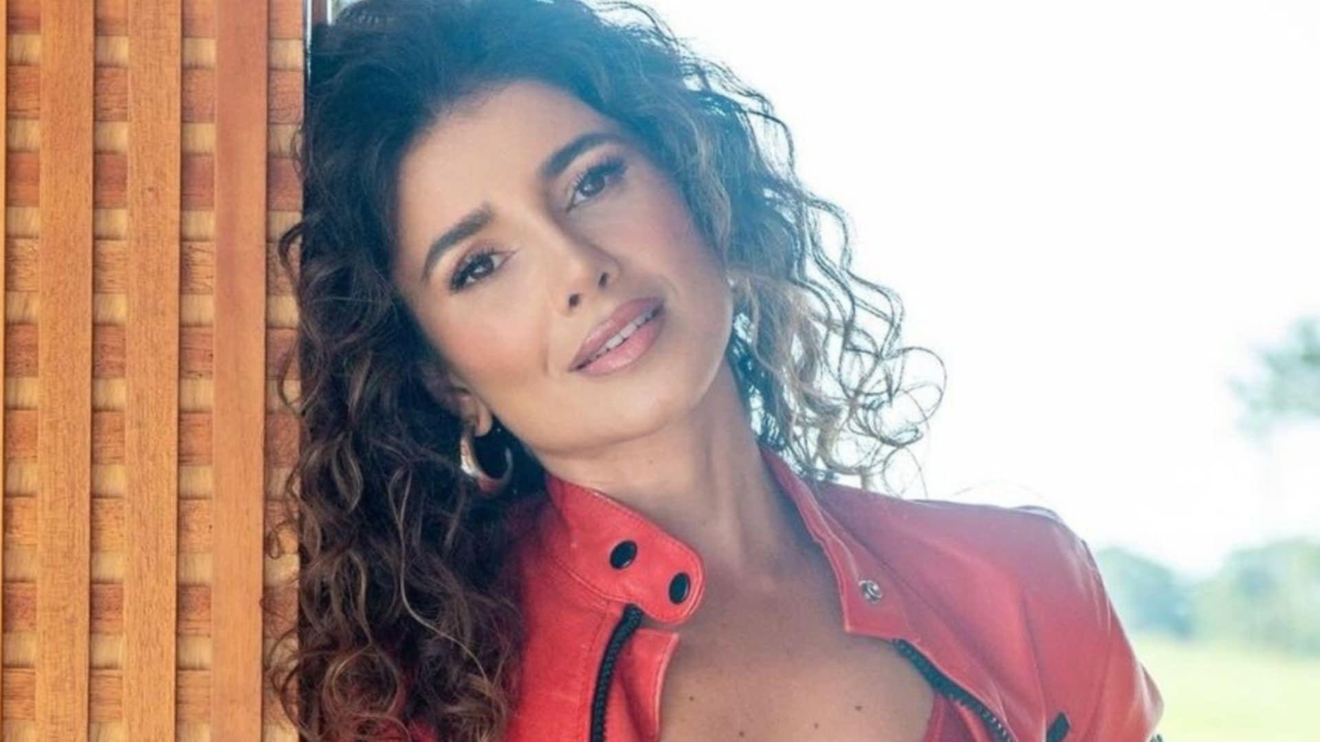 Paula Fernandes surpreende ao fazer fotos arrasadoras com body vermelho