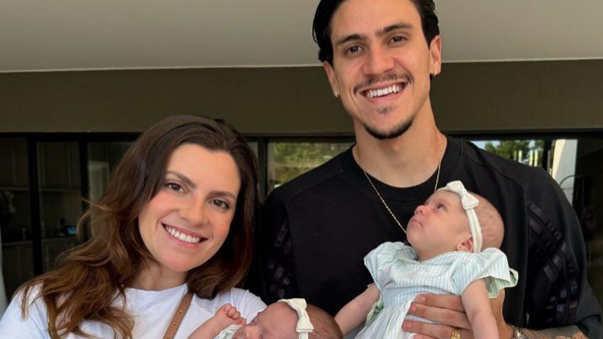 Pedro, do Flamengo, encanta ao posar com as gêmeas: ‘Entendi o amor de pai’
