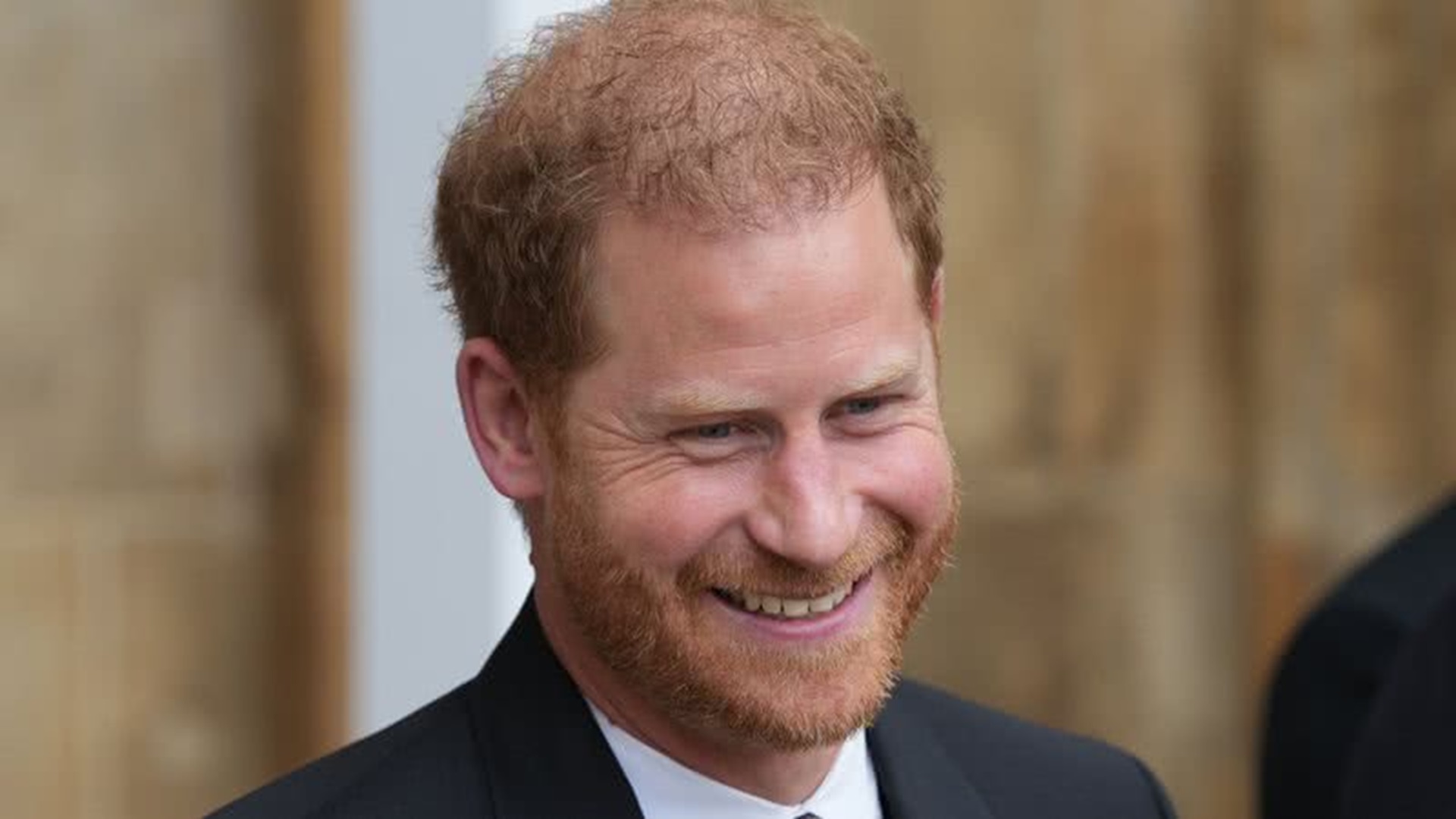 Príncipe Harry surpreende ao surfar em piscina de ondas; veja o vídeo