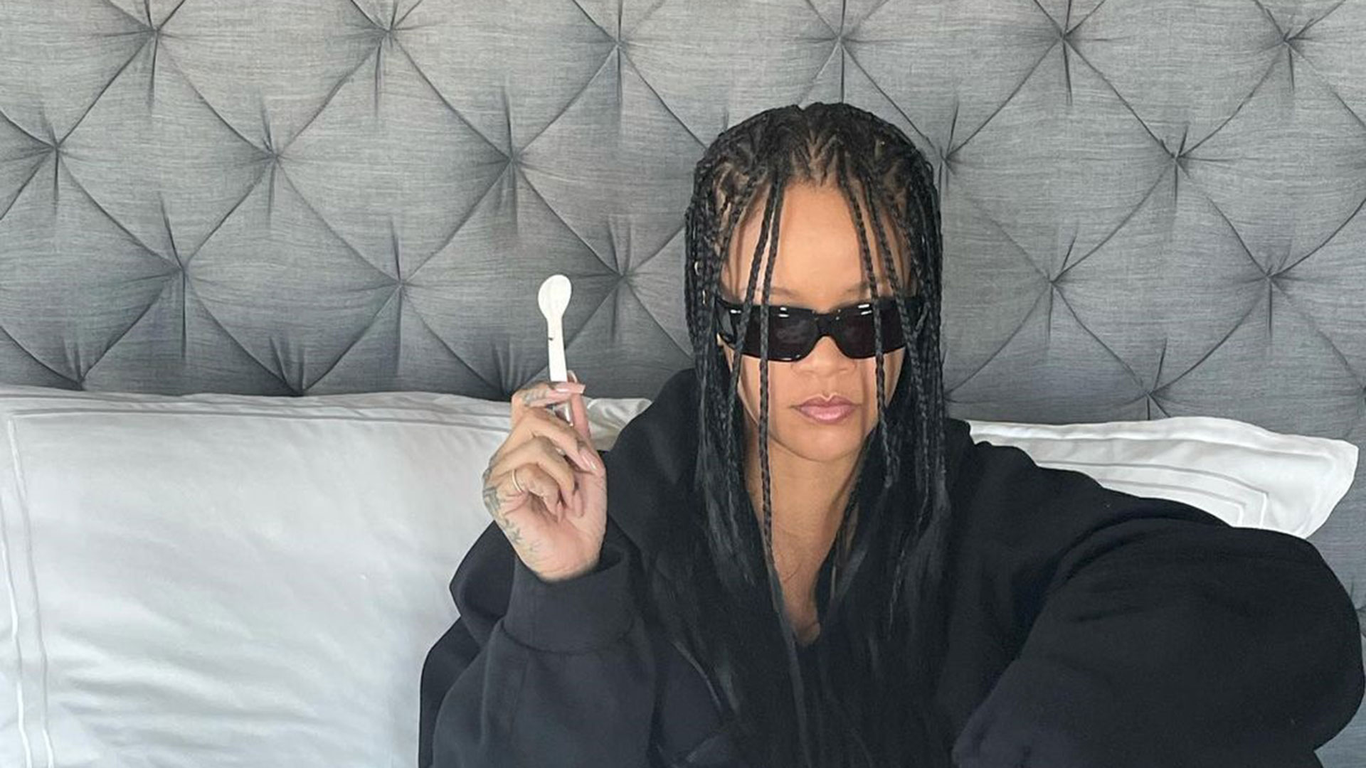 Rihanna mostra bastidores de sessão de fotos com os filhos. Veja!