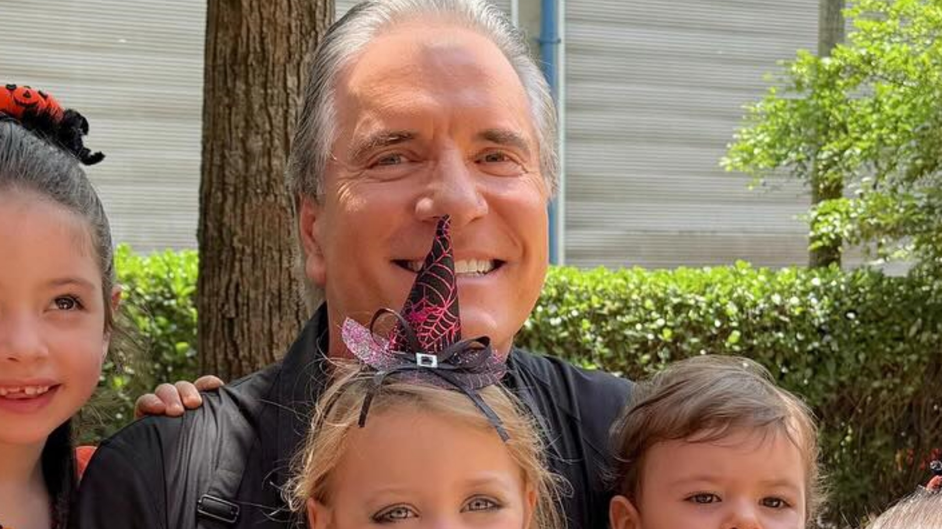 Roberto Justus mostra a filha caçula e os netos fantasiados para o Halloween