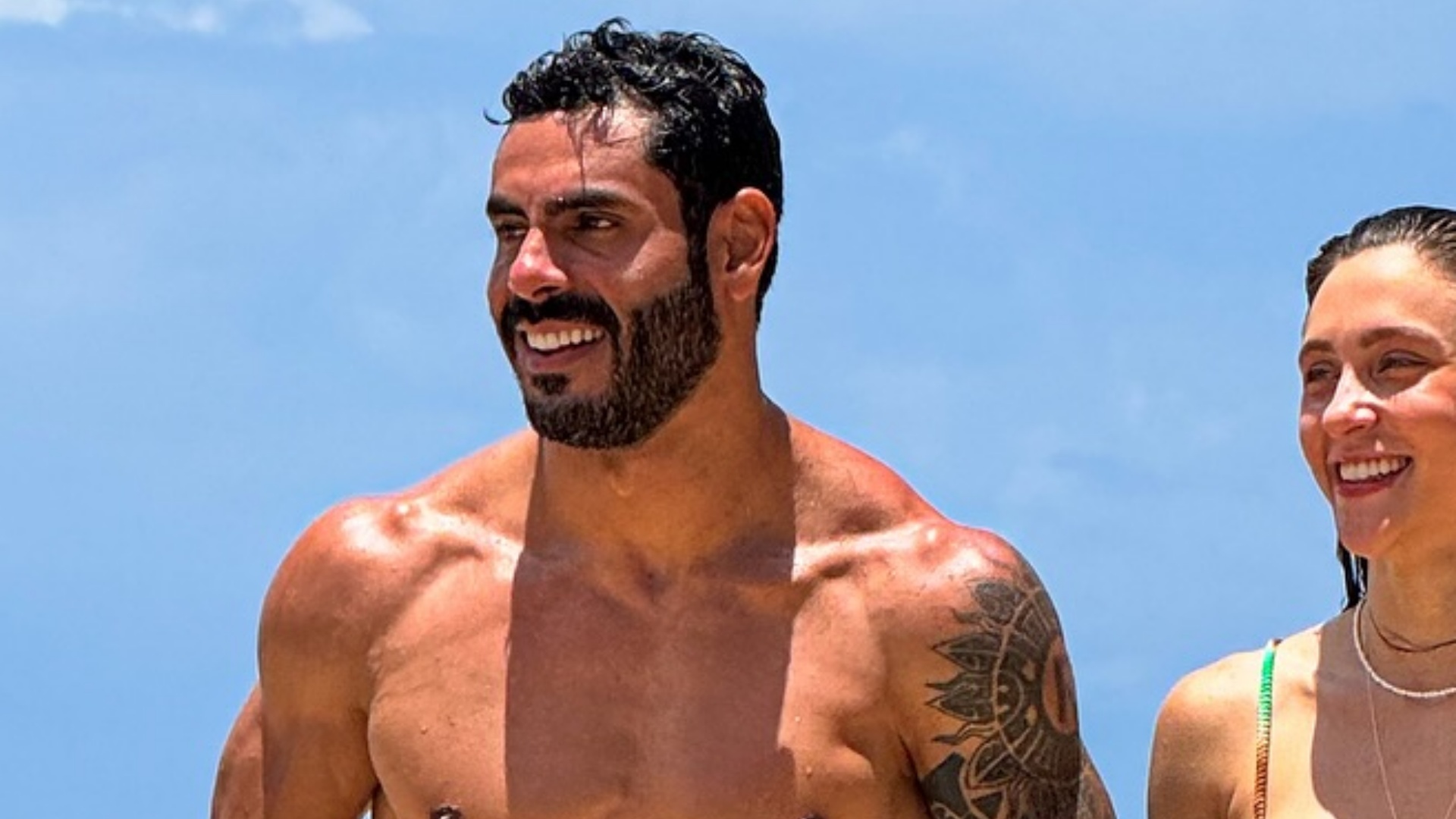 Rodolffo chama atenção com cliques na praia ao lado da namorada