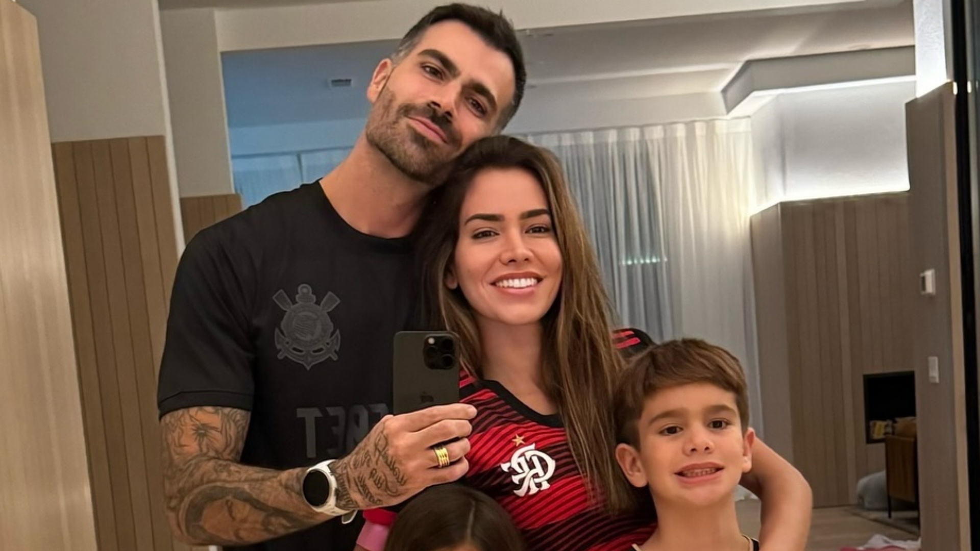 Após cirurgia, Rodrigão assiste jogo de futebol ao lado da mulher e dos filhos